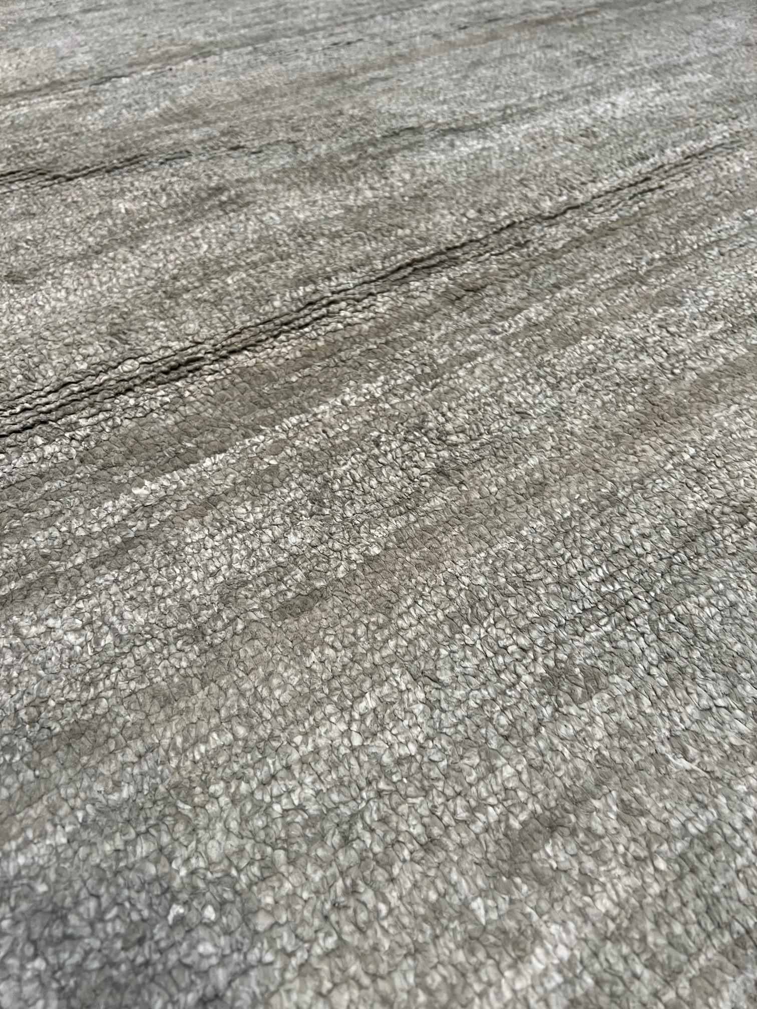 Rug & Kilim's Contemporary Rug in Solid Gray and Off-White Striae (Tapis contemporain à rayures gris uni et blanc cassé) Neuf - En vente à Long Island City, NY