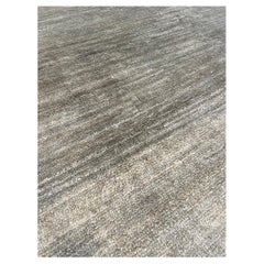 Rug & Kilim è un tappeto contemporaneo con striature in grigio e bianco sporco.
