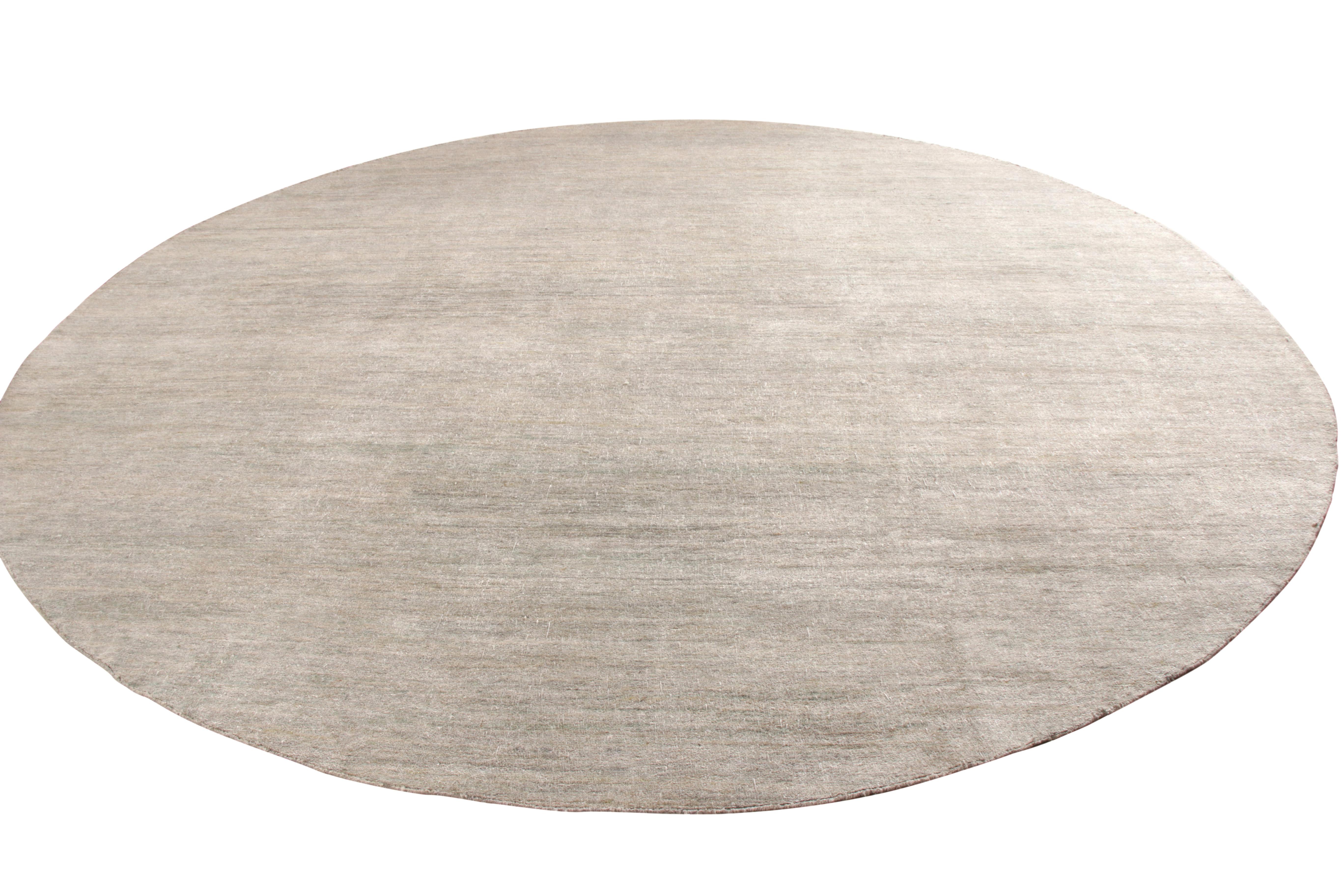Annodato a mano in seta, un tappeto circolare personalizzato della collezione Texture of Color di Rug & Kilim. Questo modello 13x13 è caratterizzato da un'atmosfera contemporanea e da un'estetica chic, perfetta per aggiungere un'elegante distinzione