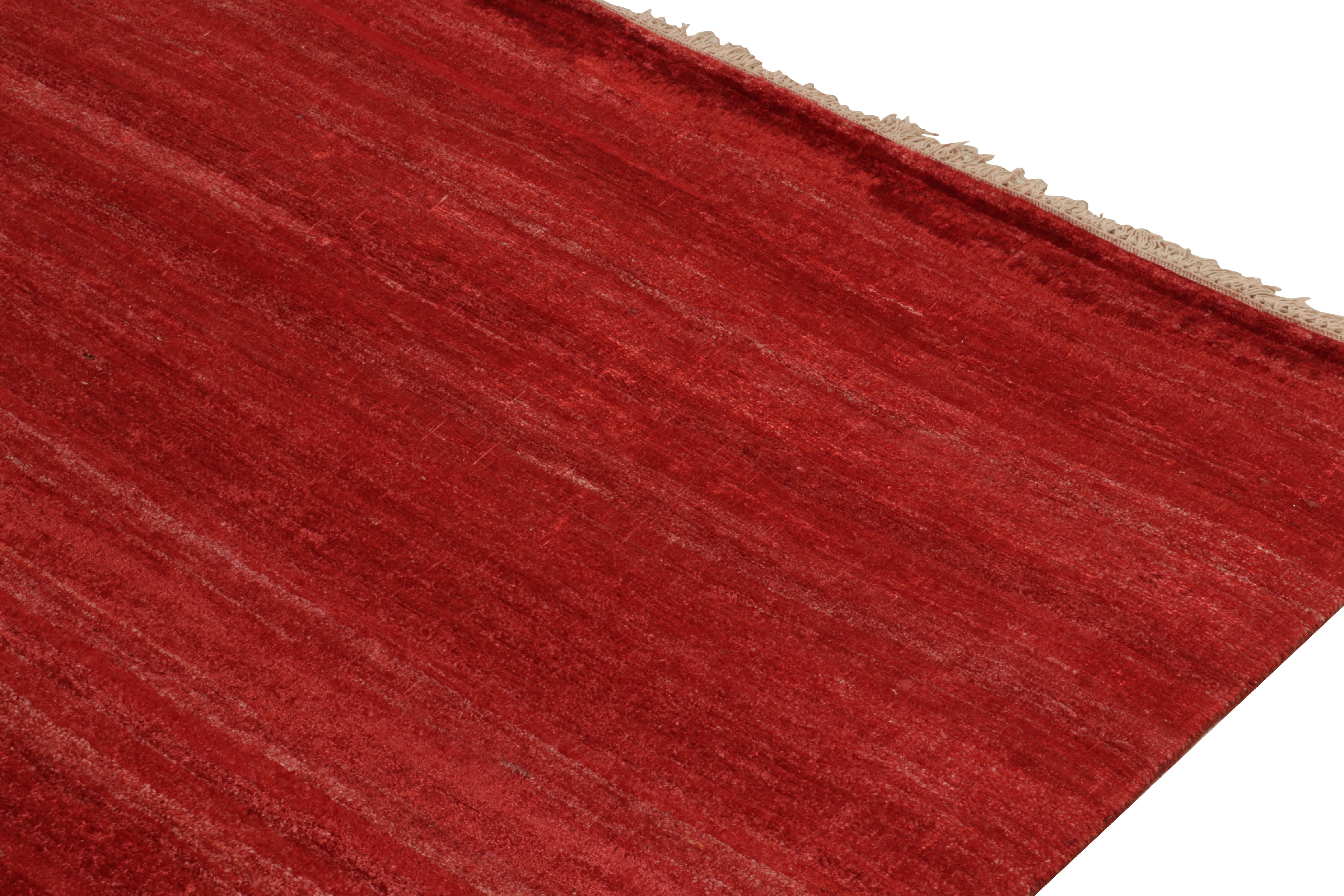 Noué à la main Tapis contemporain de Rug & Kilim en rayures rouges solides, pièce unie en vente
