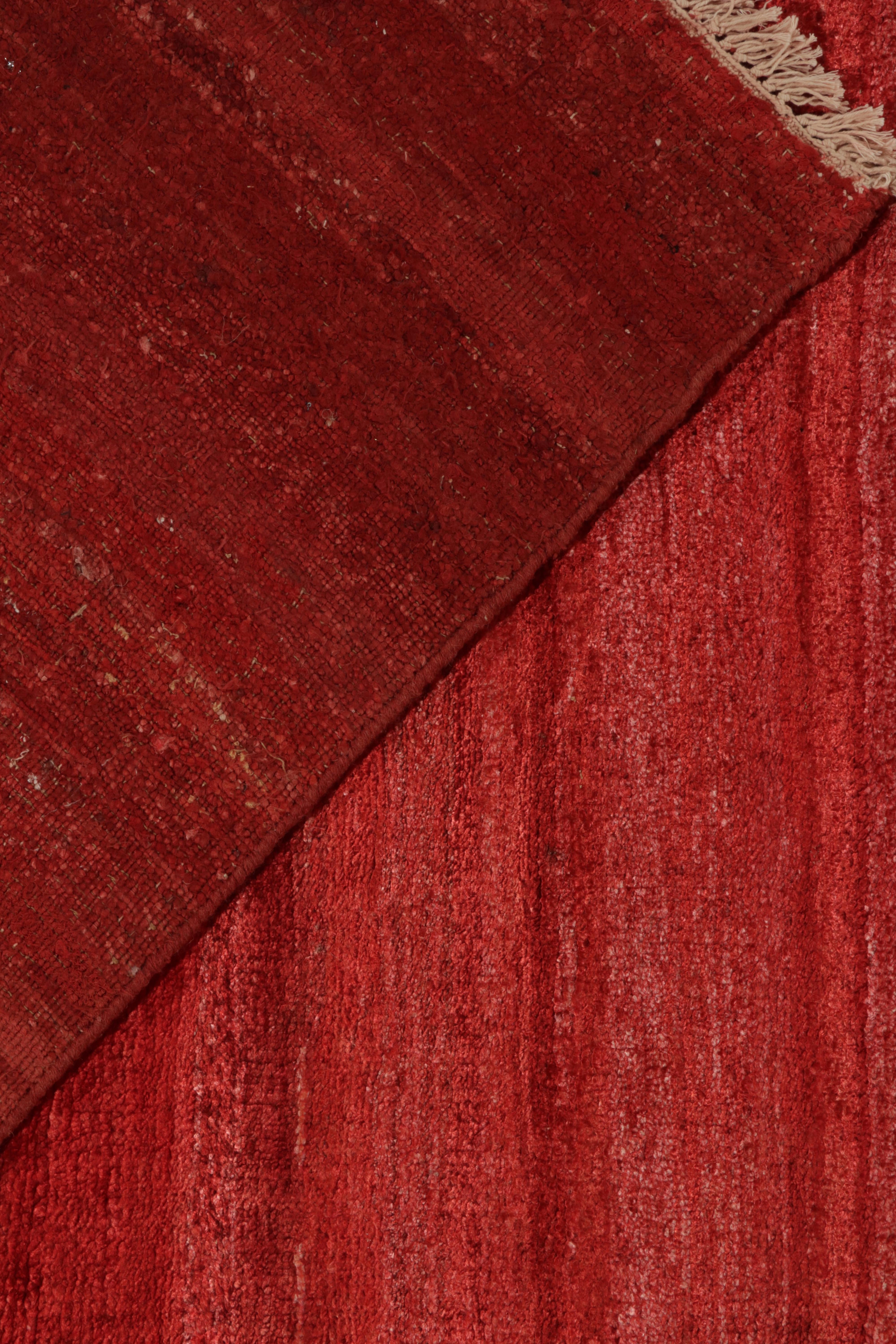 XXI secolo e contemporaneo Rug & Kilim è un tappeto contemporaneo con striature rosse a tinta unita, un pezzo unico. in vendita