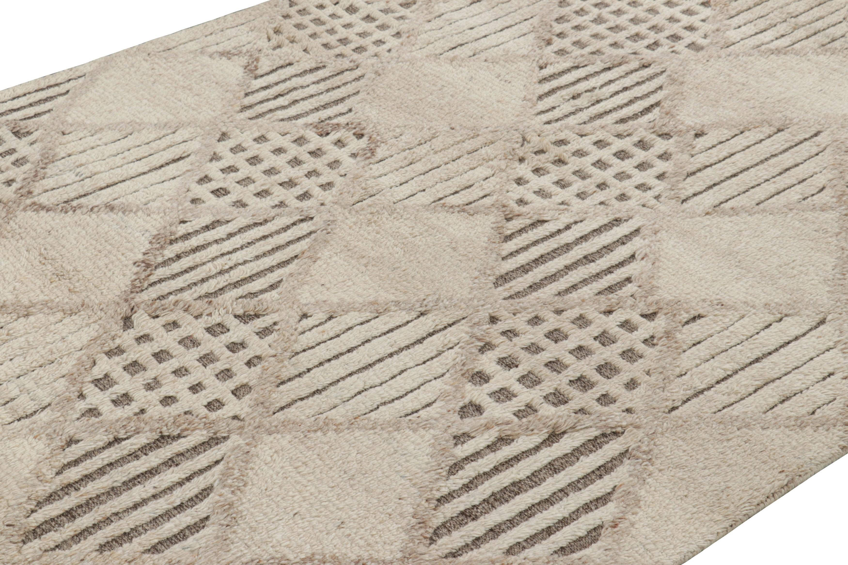 Dieser 6x9 große, moderne Teppich aus handgeknüpfter Wolle hat eine High-Low-Struktur und ist die neueste Ergänzung der begehrten Textural Collection'S von Rug & Kilim.

Über das Design: 

Dieses Stück erfreut sich einer hellen Farbpalette aus
