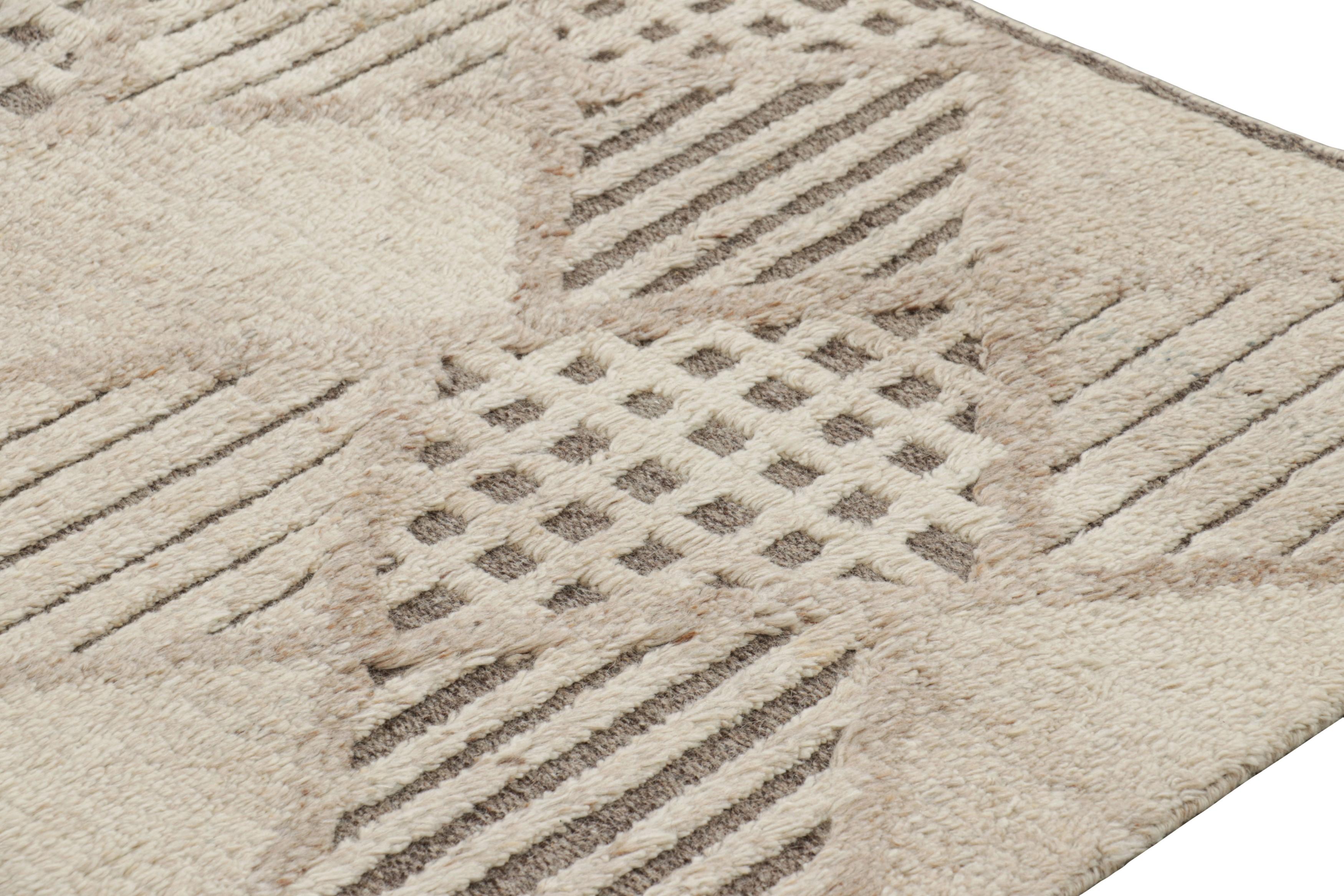 Rug & Kilim's Contemporary Teppich in Taupe und Beige-Braun mit geometrischen Mustern (Moderne) im Angebot