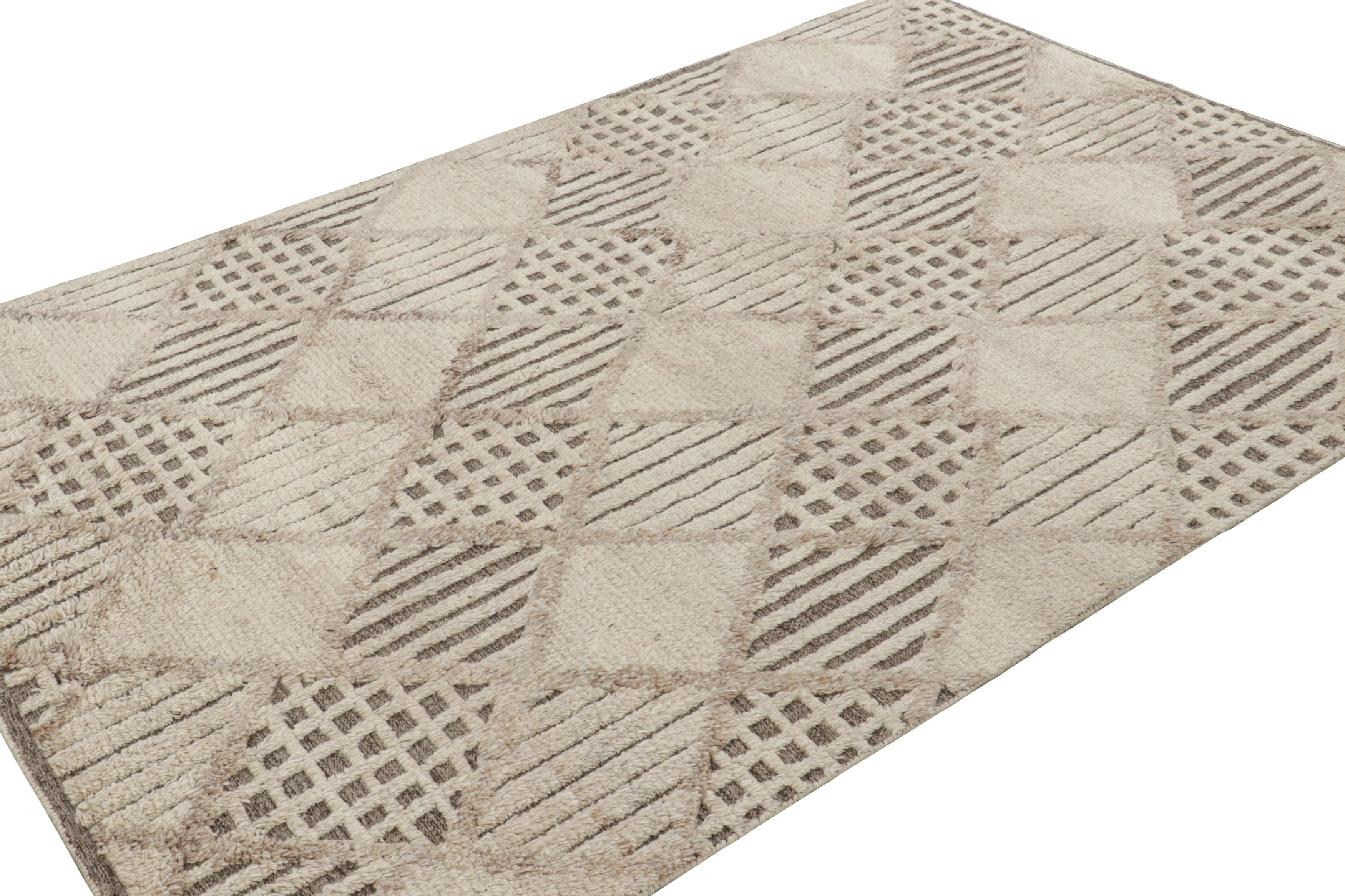 Rug & Kilim's Contemporary Teppich in Taupe und Beige-Braun mit geometrischen Mustern (Indisch) im Angebot