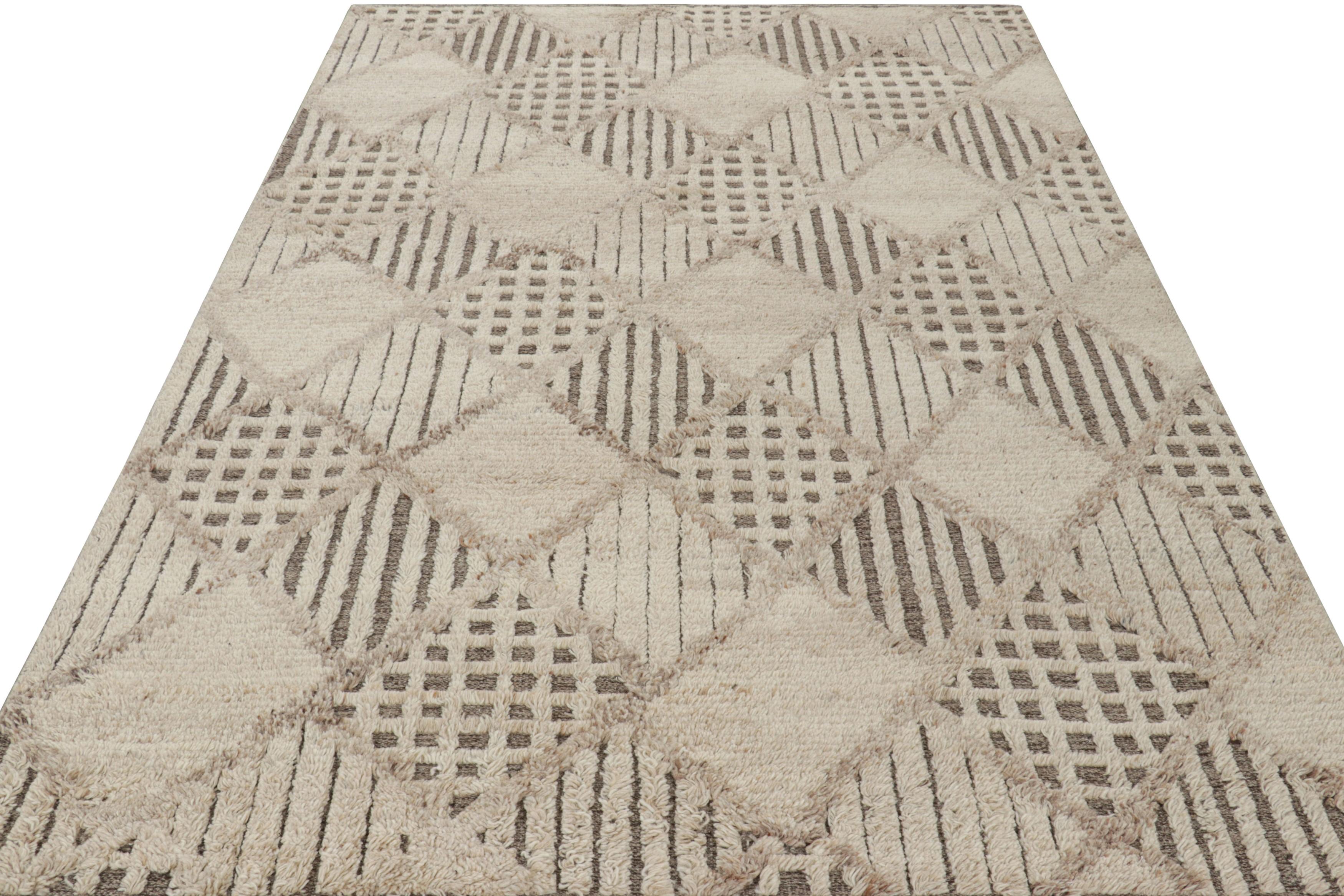 Rug & Kilim's Contemporary Teppich in Taupe und Beige-Braun mit geometrischen Mustern (Handgeknüpft) im Angebot