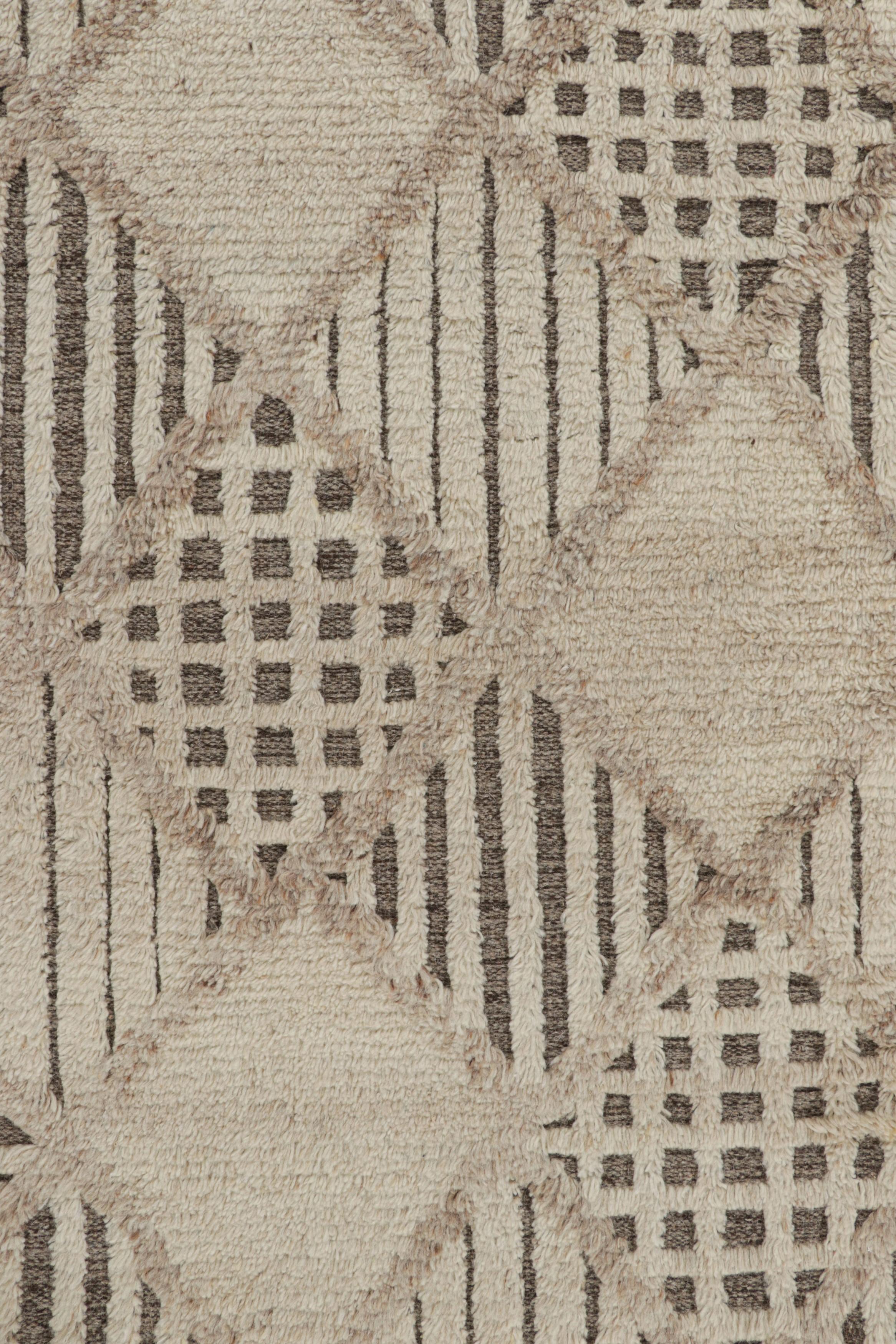 Rug & Kilim's Contemporary Teppich in Taupe und Beige-Braun mit geometrischen Mustern im Zustand „Neu“ im Angebot in Long Island City, NY
