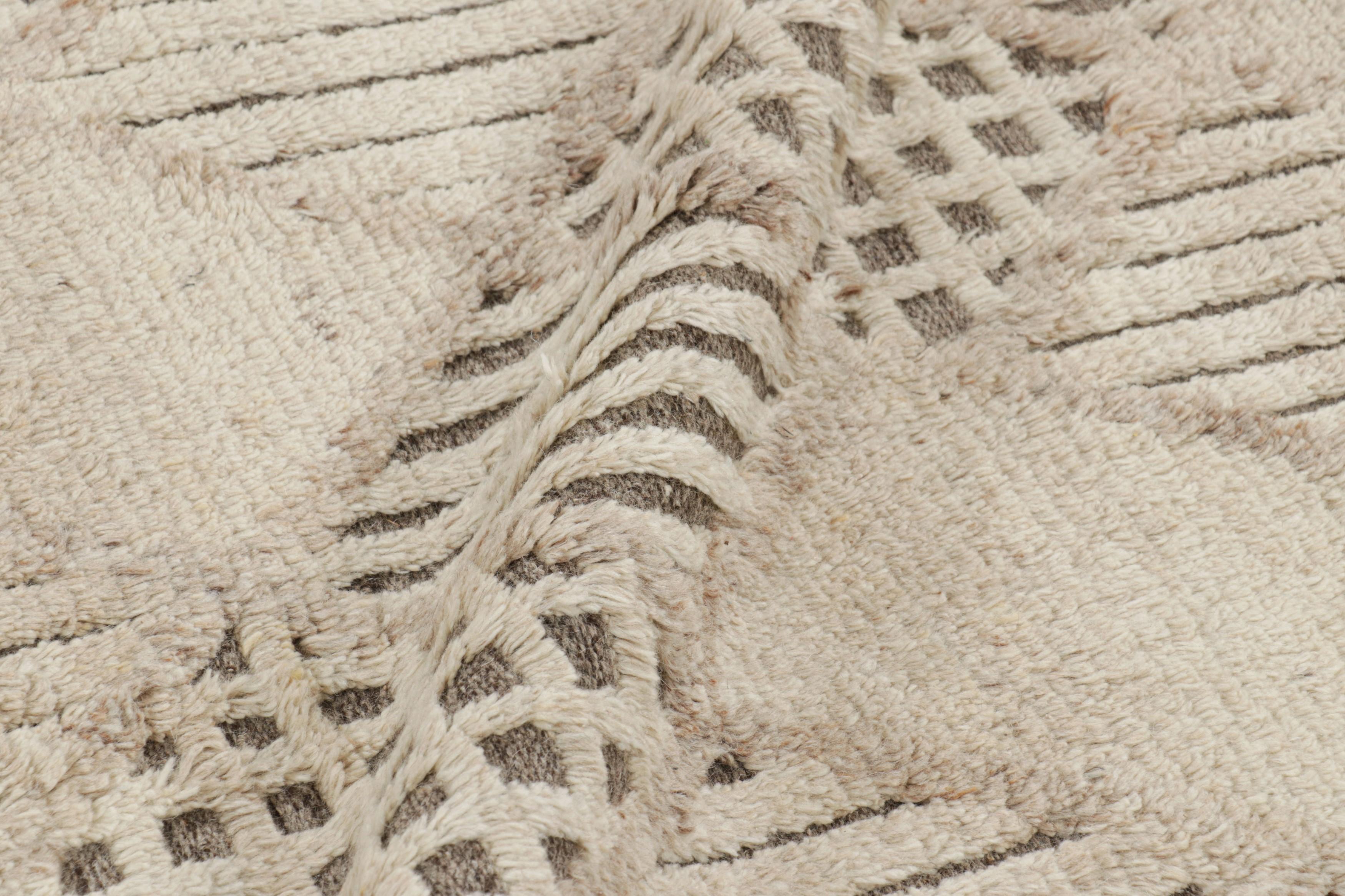 Rug & Kilim's Contemporary Teppich in Taupe und Beige-Braun mit geometrischen Mustern (21. Jahrhundert und zeitgenössisch) im Angebot