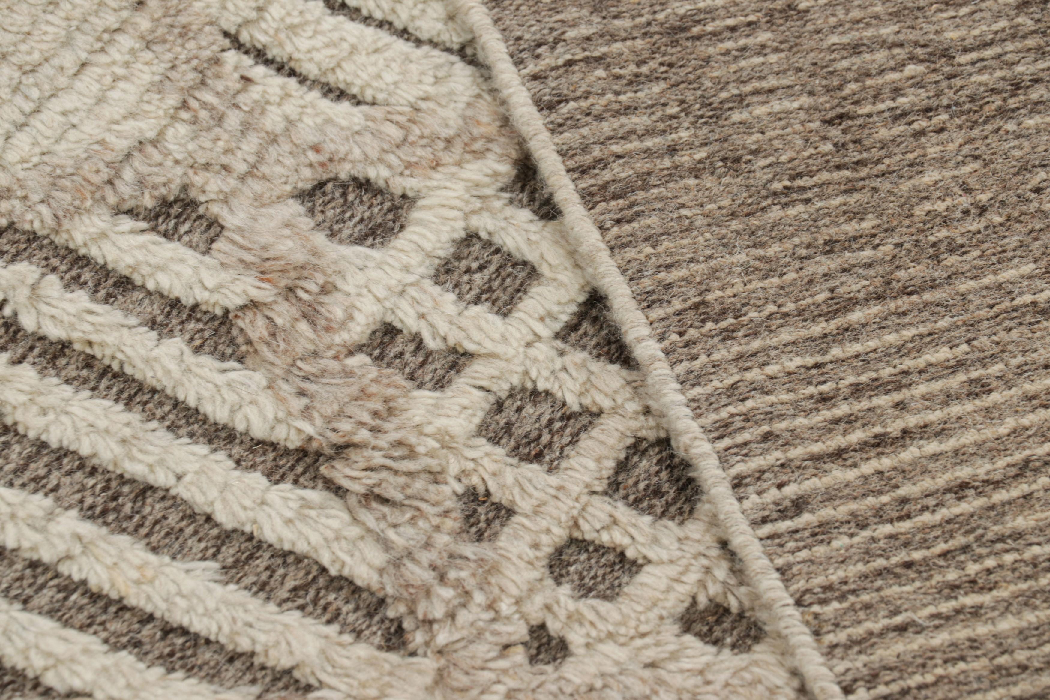 Rug & Kilim's Contemporary Teppich in Taupe und Beige-Braun mit geometrischen Mustern (Wolle) im Angebot