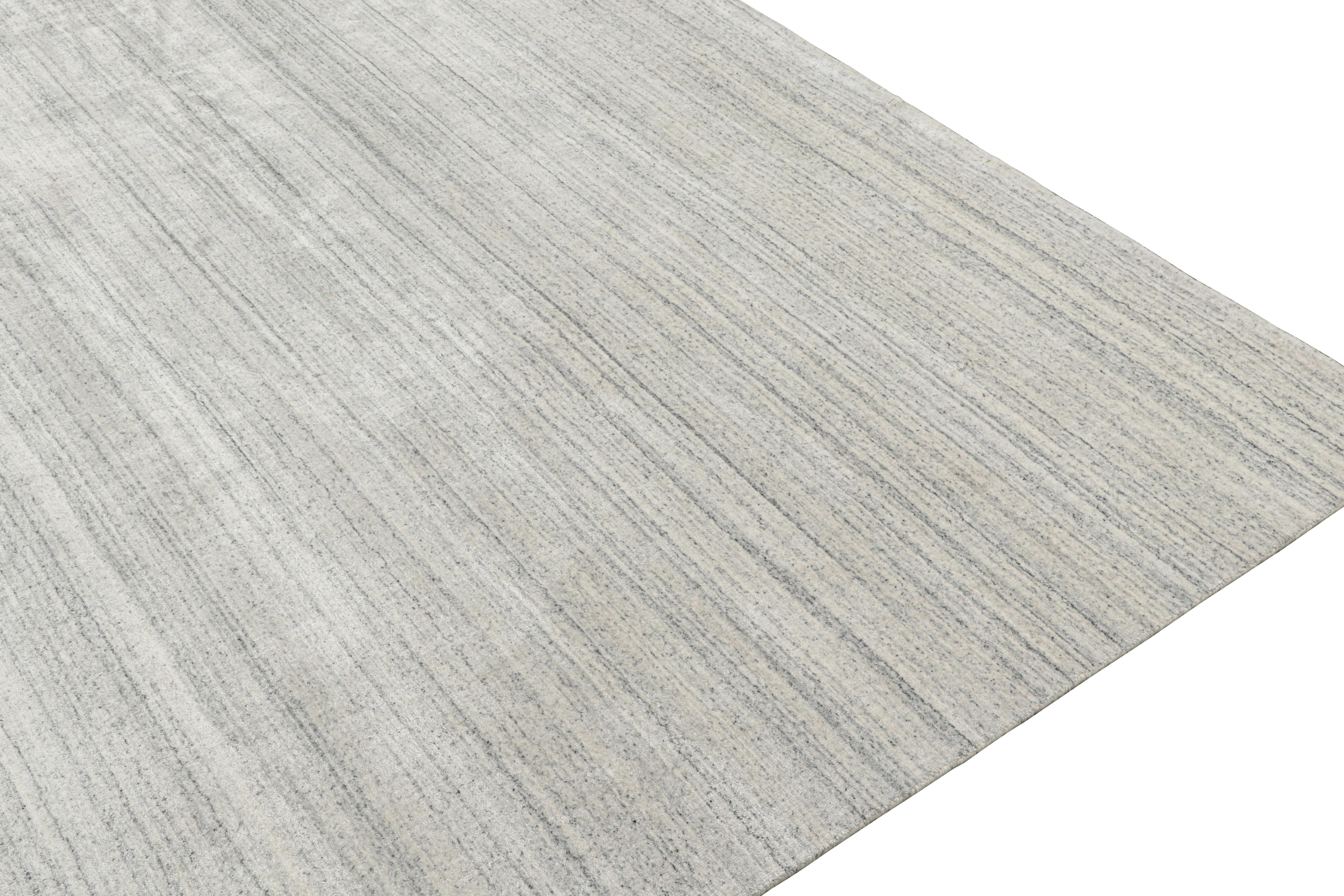 Moderno Rug & Kilim è un tappeto contemporaneo a strisce argento, bianco sporco e blu. in vendita