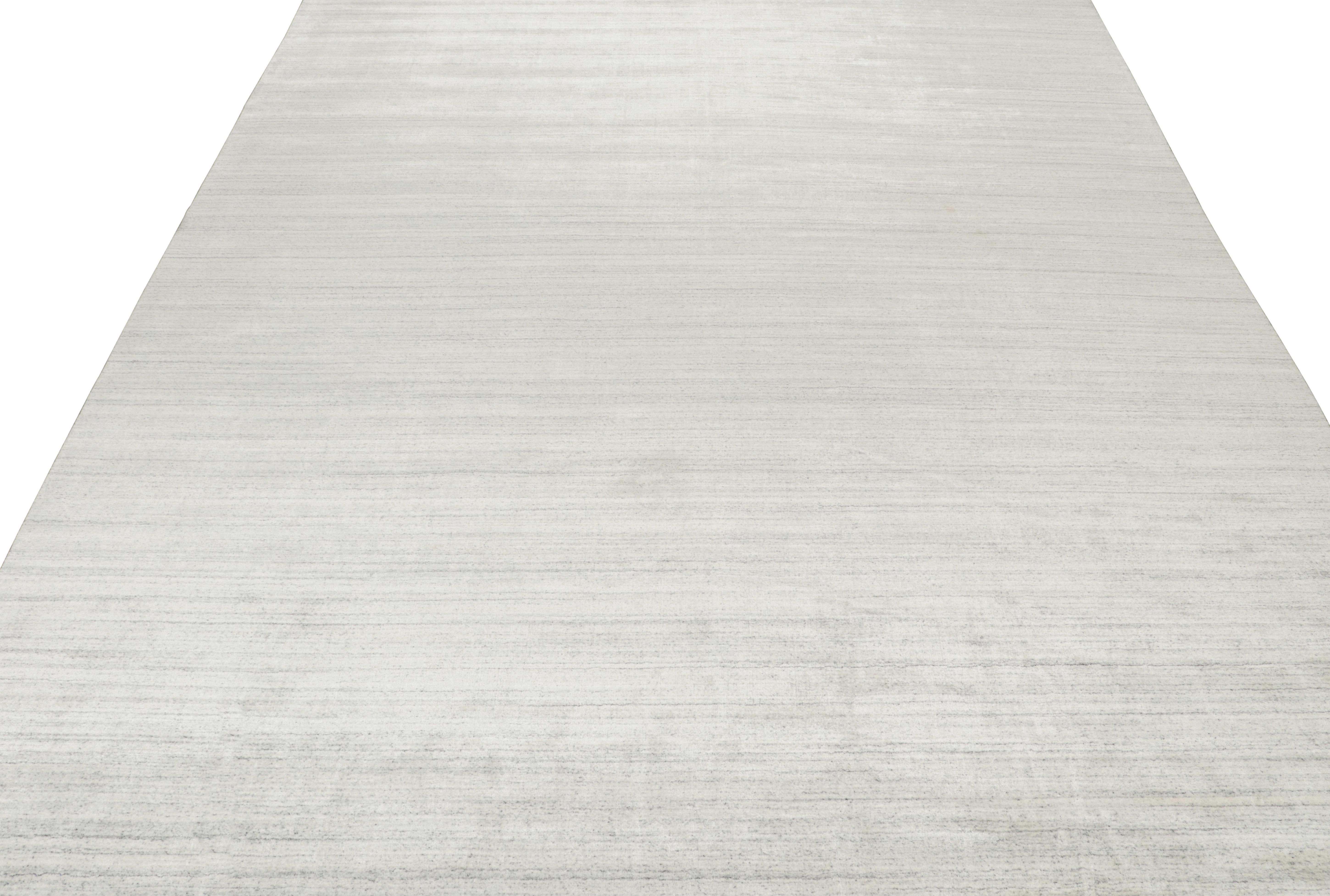 Annodato a mano Rug & Kilim è un tappeto contemporaneo a strisce argento, bianco sporco e blu. in vendita
