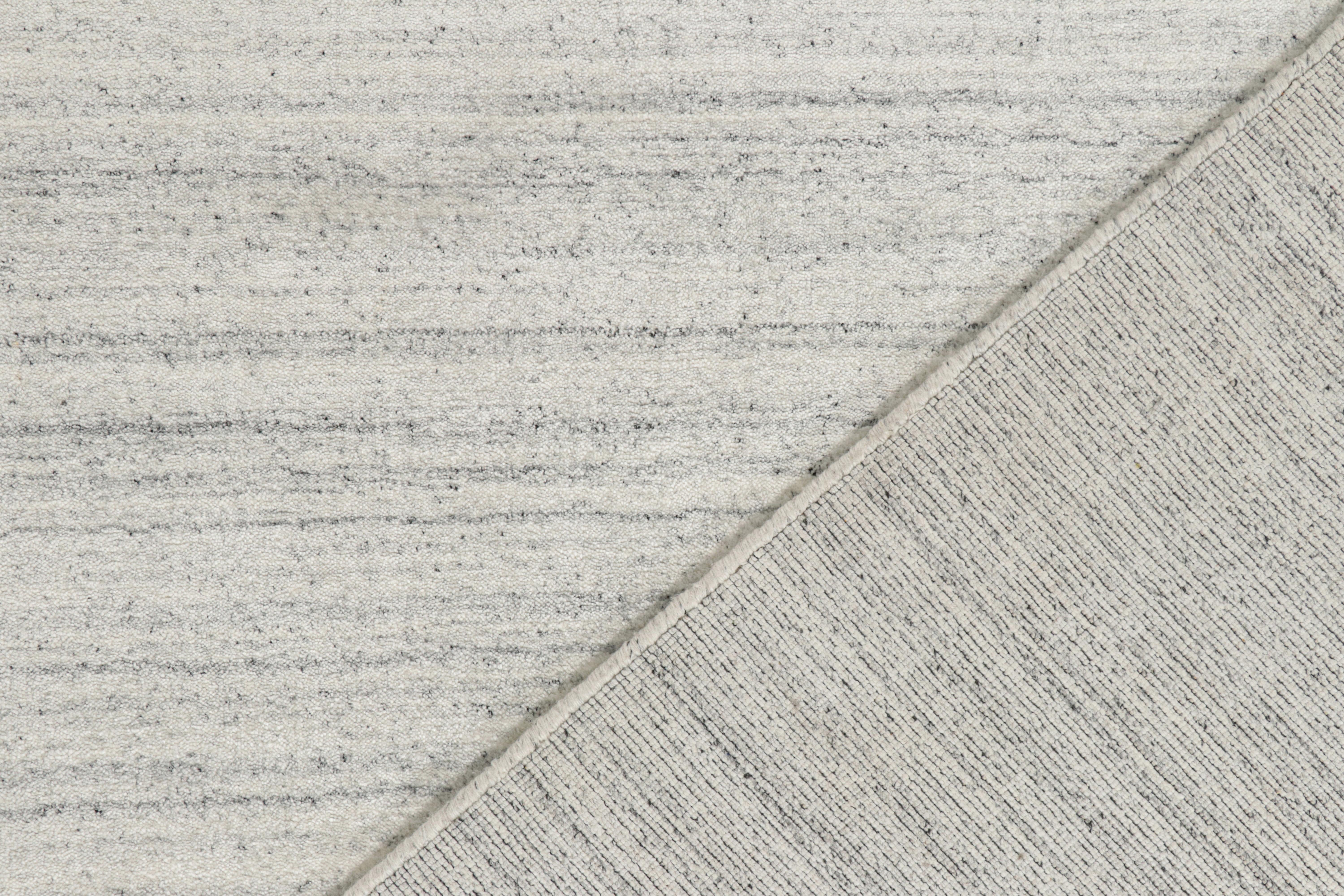 XXI secolo e contemporaneo Rug & Kilim è un tappeto contemporaneo a strisce argento, bianco sporco e blu. in vendita
