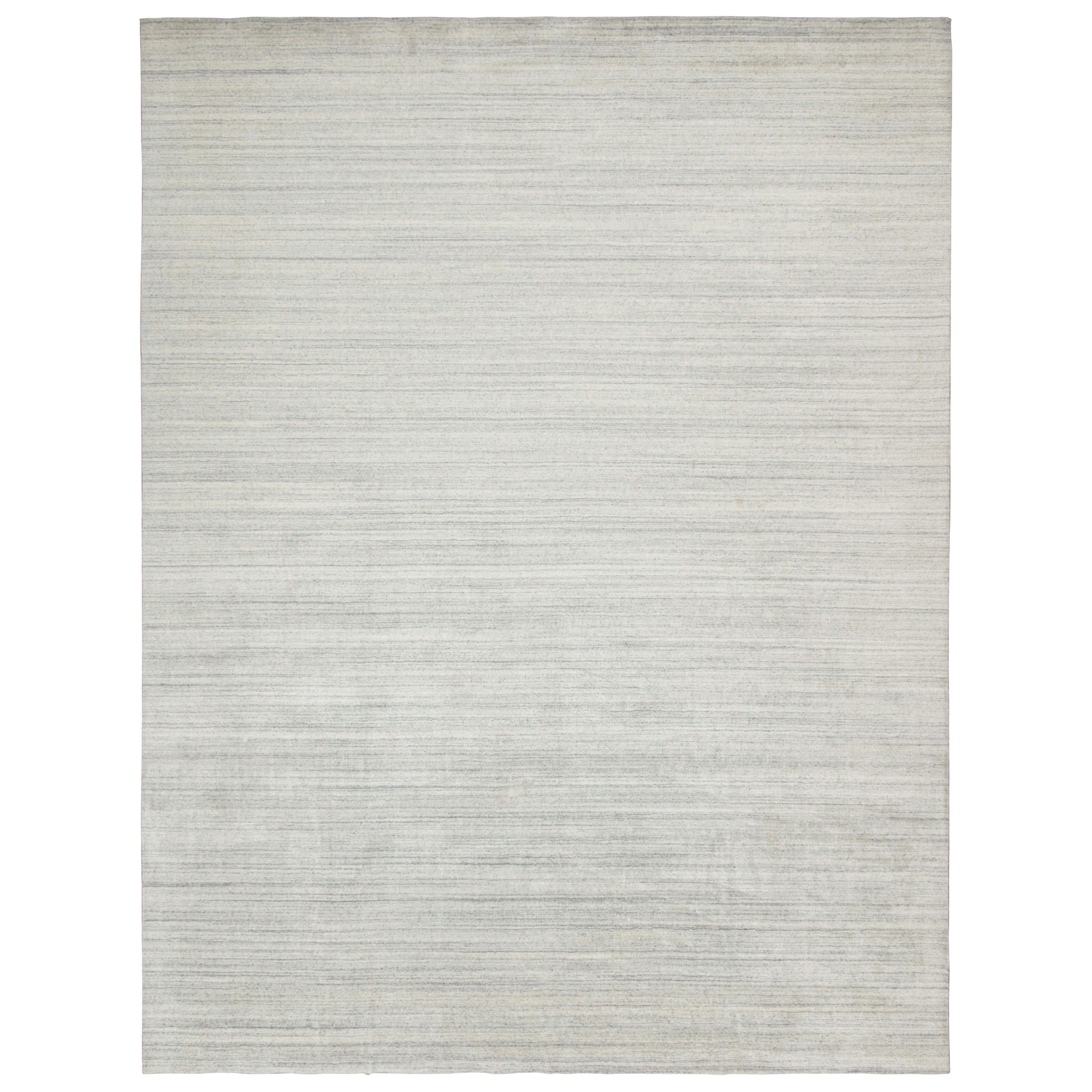 Alfombra contemporánea de Rug & Kilim con texturas plateadas, blanco roto y rayas azules