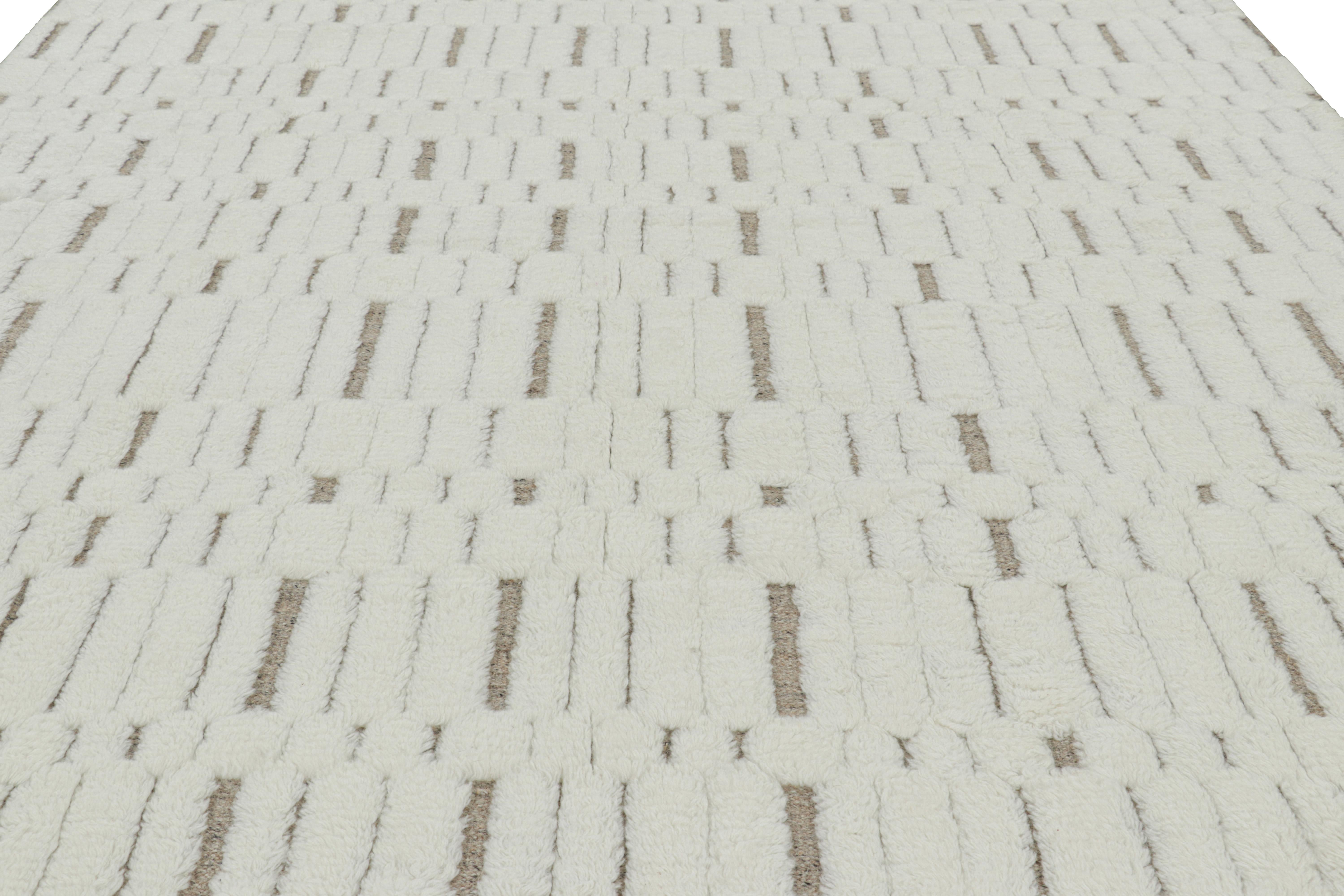 Dieser 8x10 große, handgeknüpfte Wollteppich gehört zu einer aufregenden neuen Linie in der Modern Collection'S von Rug & Kilim, die ein Zusammenspiel von schlichtem Design und komplizierten Strukturelementen bietet. Jedes Stück zeichnet sich durch