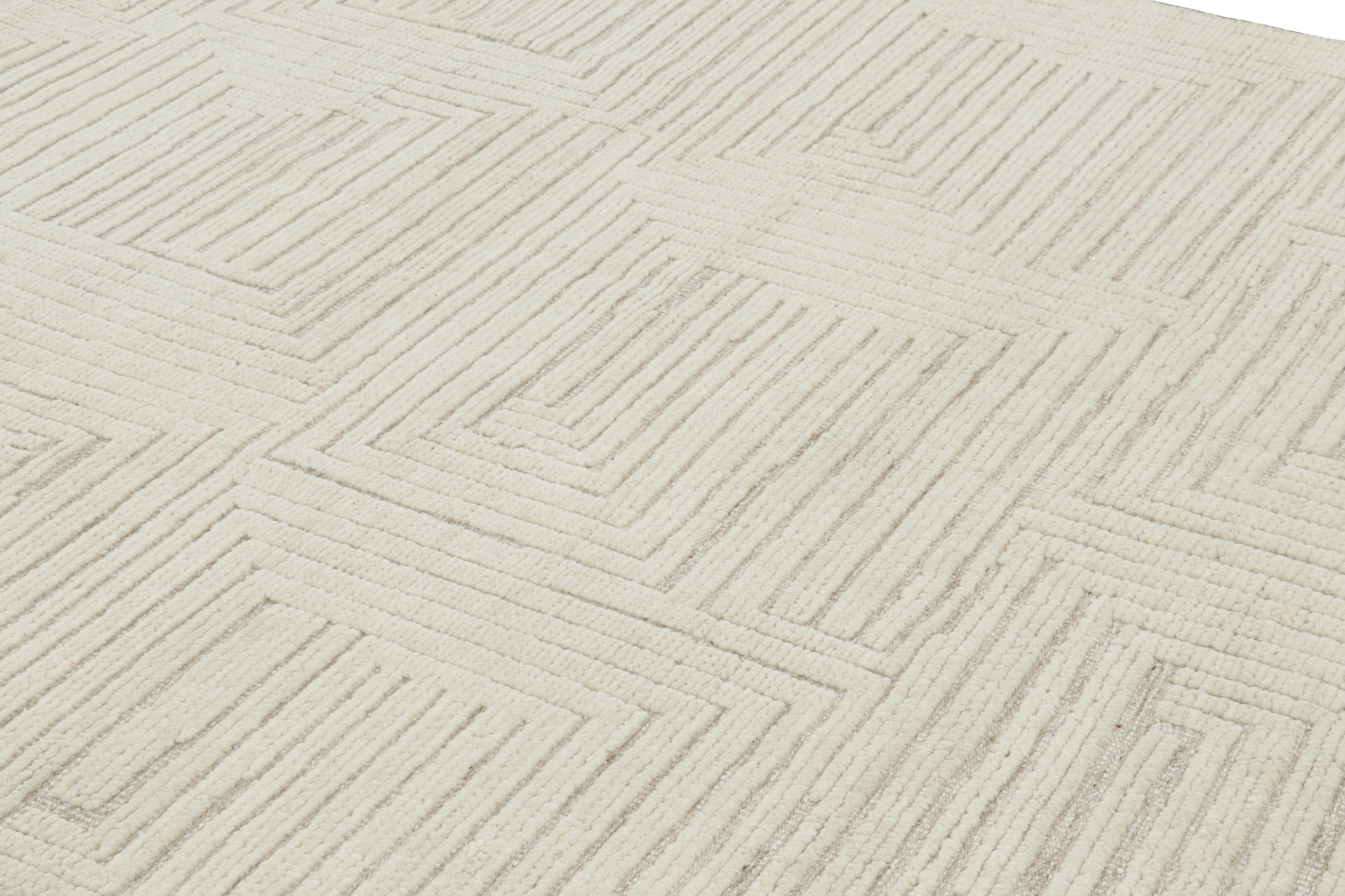 Questo tappeto 8x10 in lana annodato a mano appartiene a una nuova ed entusiasmante linea della Rug & Kilim's Modern Collection, con un gioco di design semplice e intricati elementi testuali insieme. Ogni pezzo ha un approccio unico alla texture