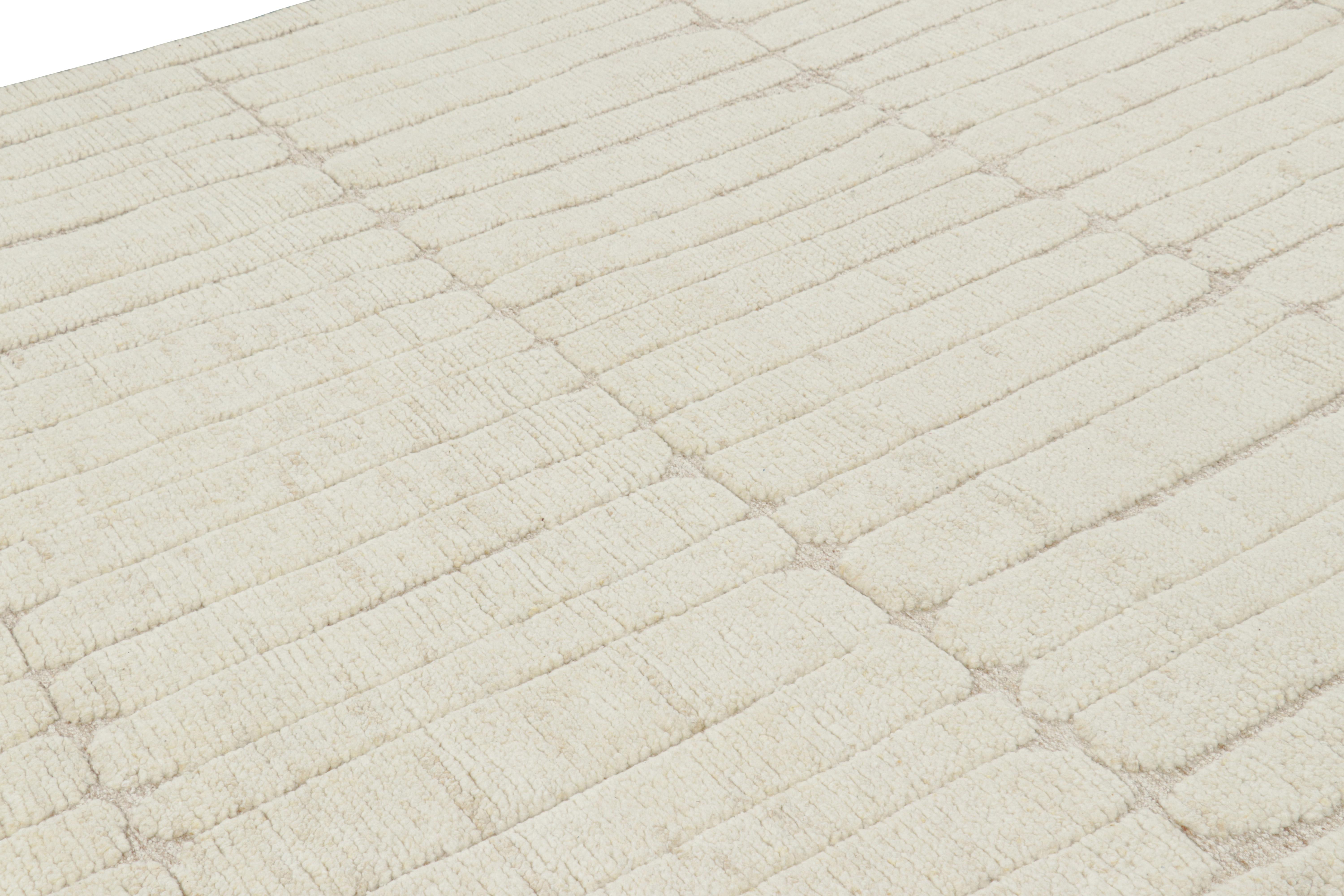 Rug & Kilim's Contemporary-Teppich in Weiß mit geometrischen Hoch-Tief-Mustern (Moderne) im Angebot