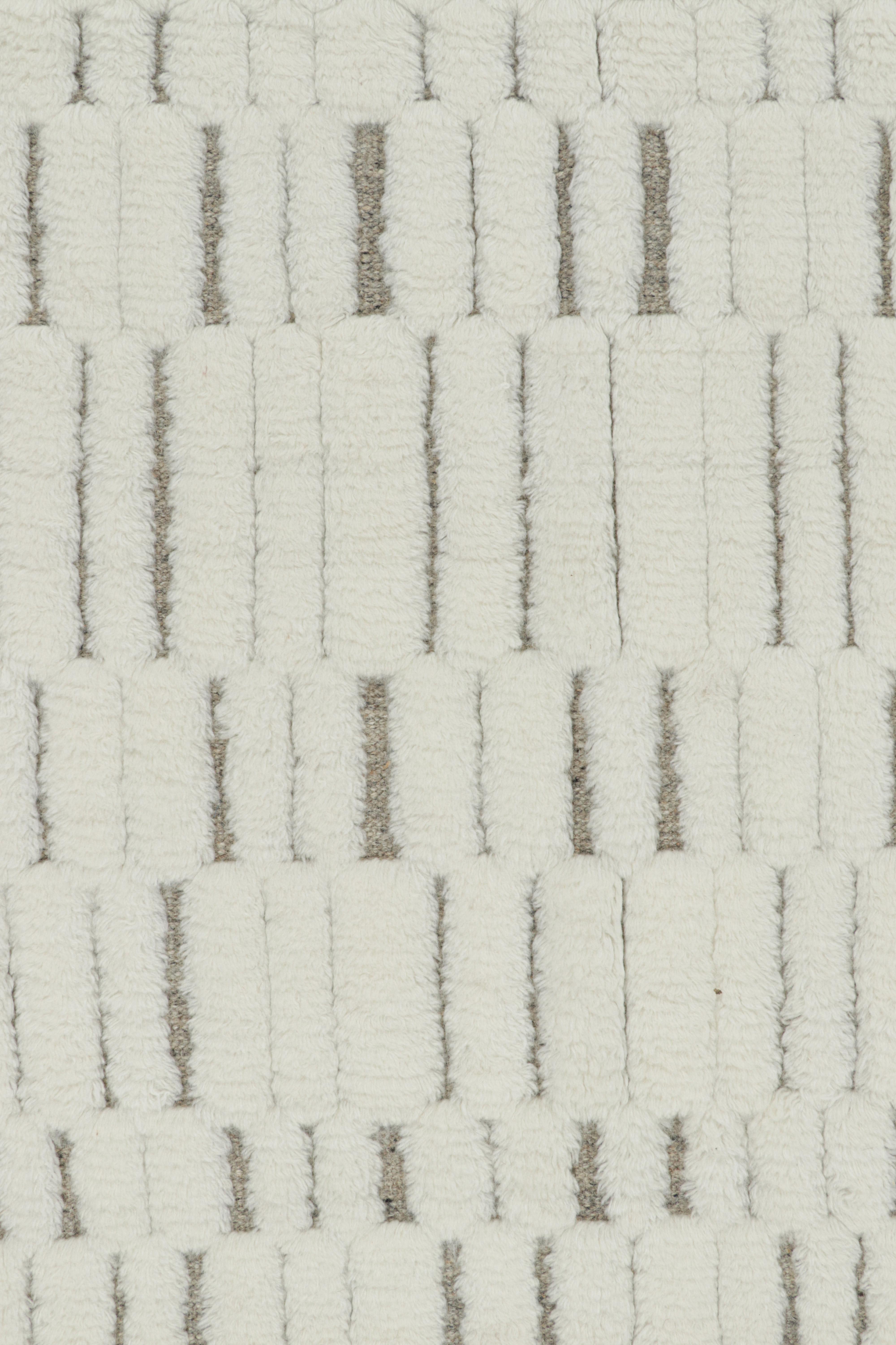 Rug & Kilim's Contemporary-Teppich in Weiß mit geometrischen Hoch-Tief-Mustern (Moderne) im Angebot
