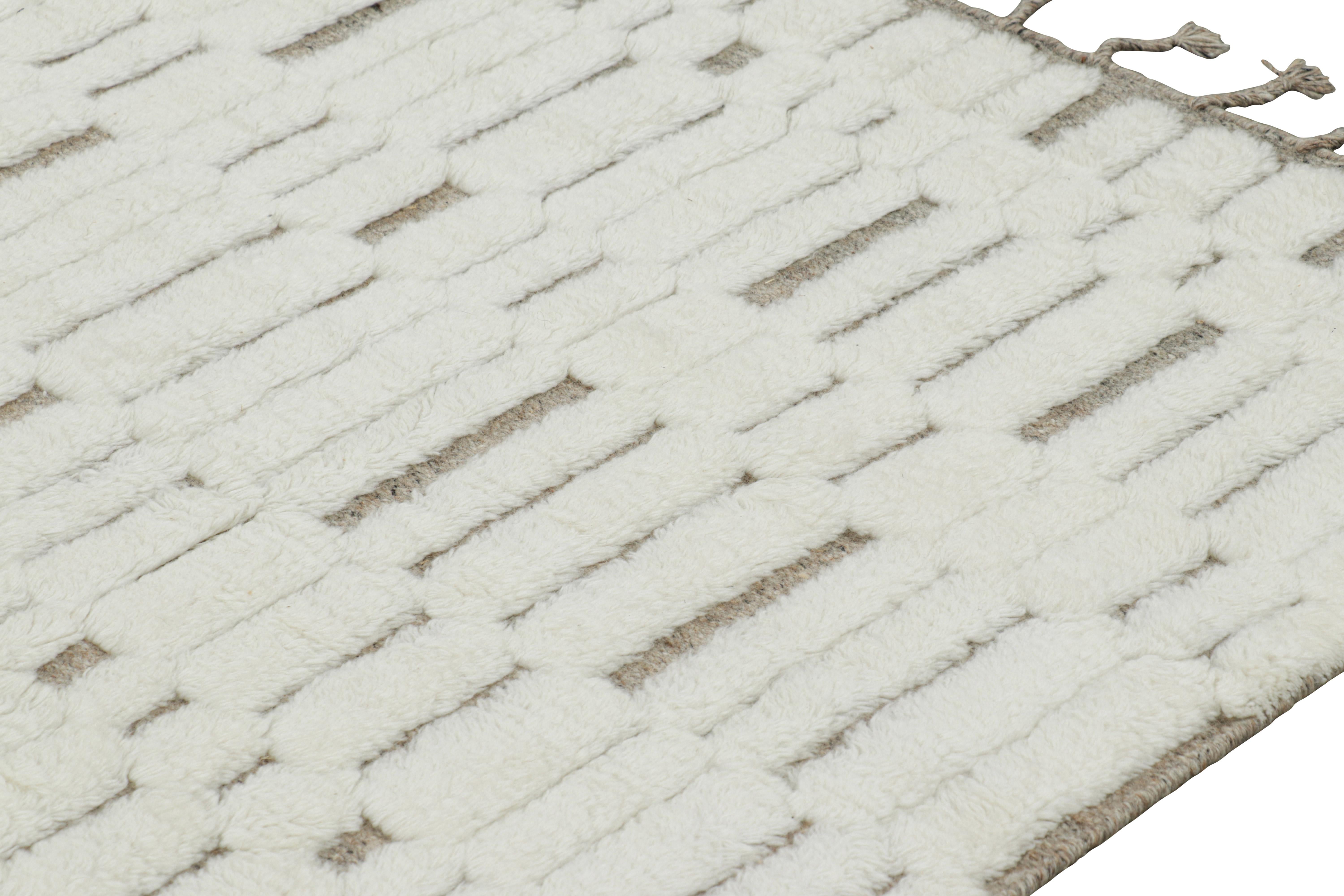Rug & Kilim's Contemporary-Teppich in Weiß mit geometrischen Hoch-Tief-Mustern (Moderne) im Angebot