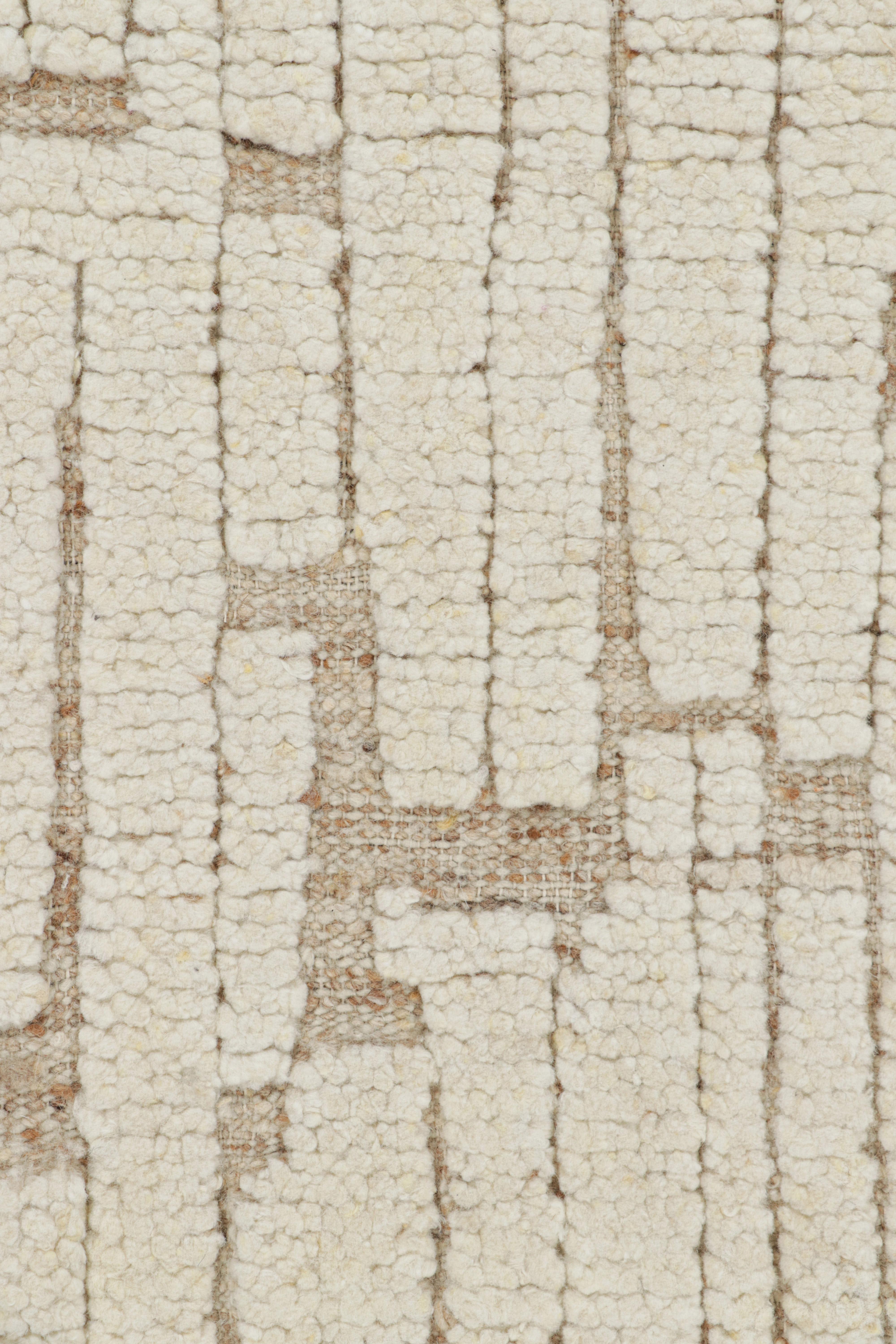 Rug & Kilim's Contemporary-Teppich in Weiß mit geometrischen Hoch-Tief-Mustern (Moderne) im Angebot