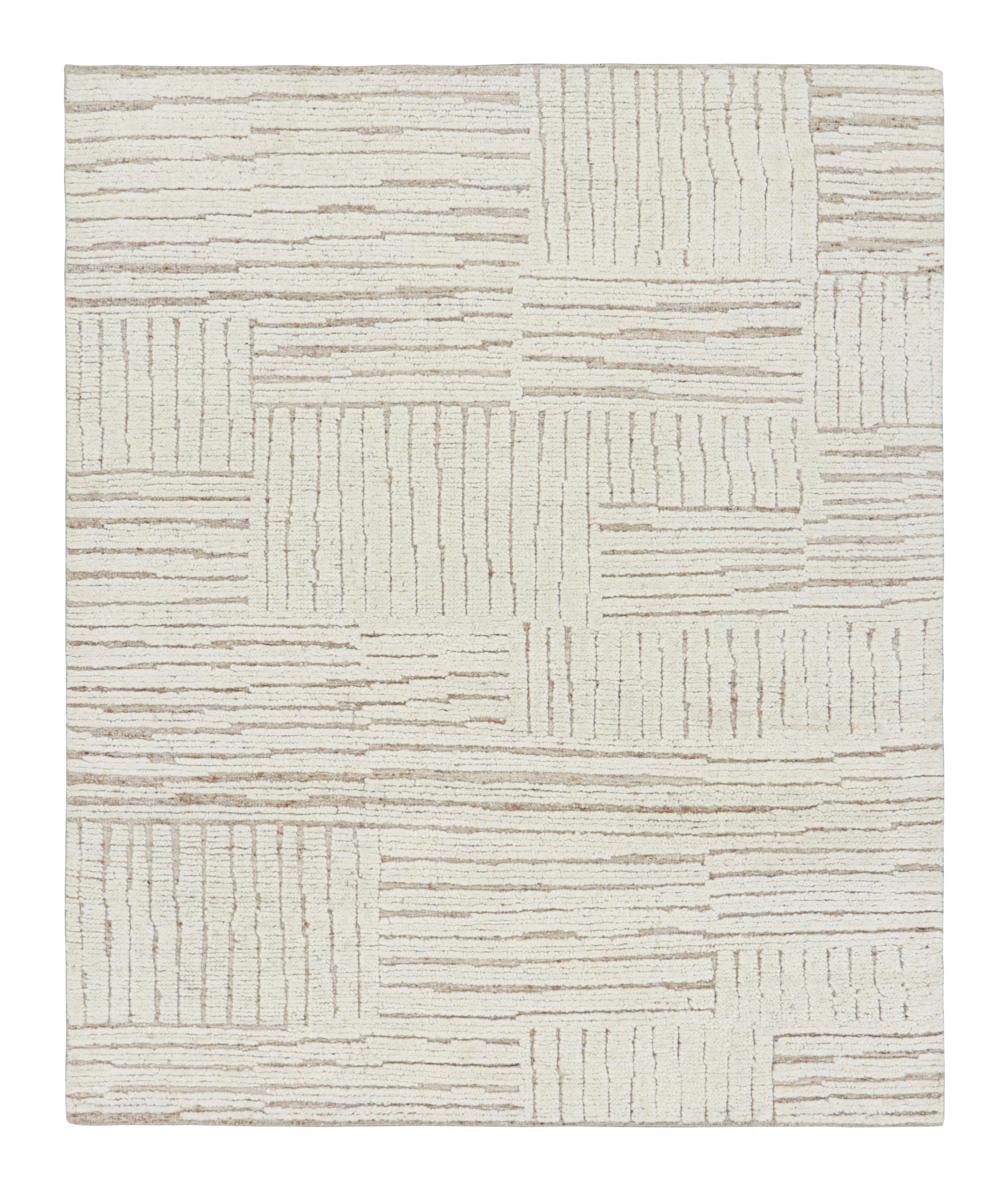 Rug & Kilim's Contemporary-Teppich in Weiß mit geometrischen Hoch-Tief-Mustern (Moderne) im Angebot
