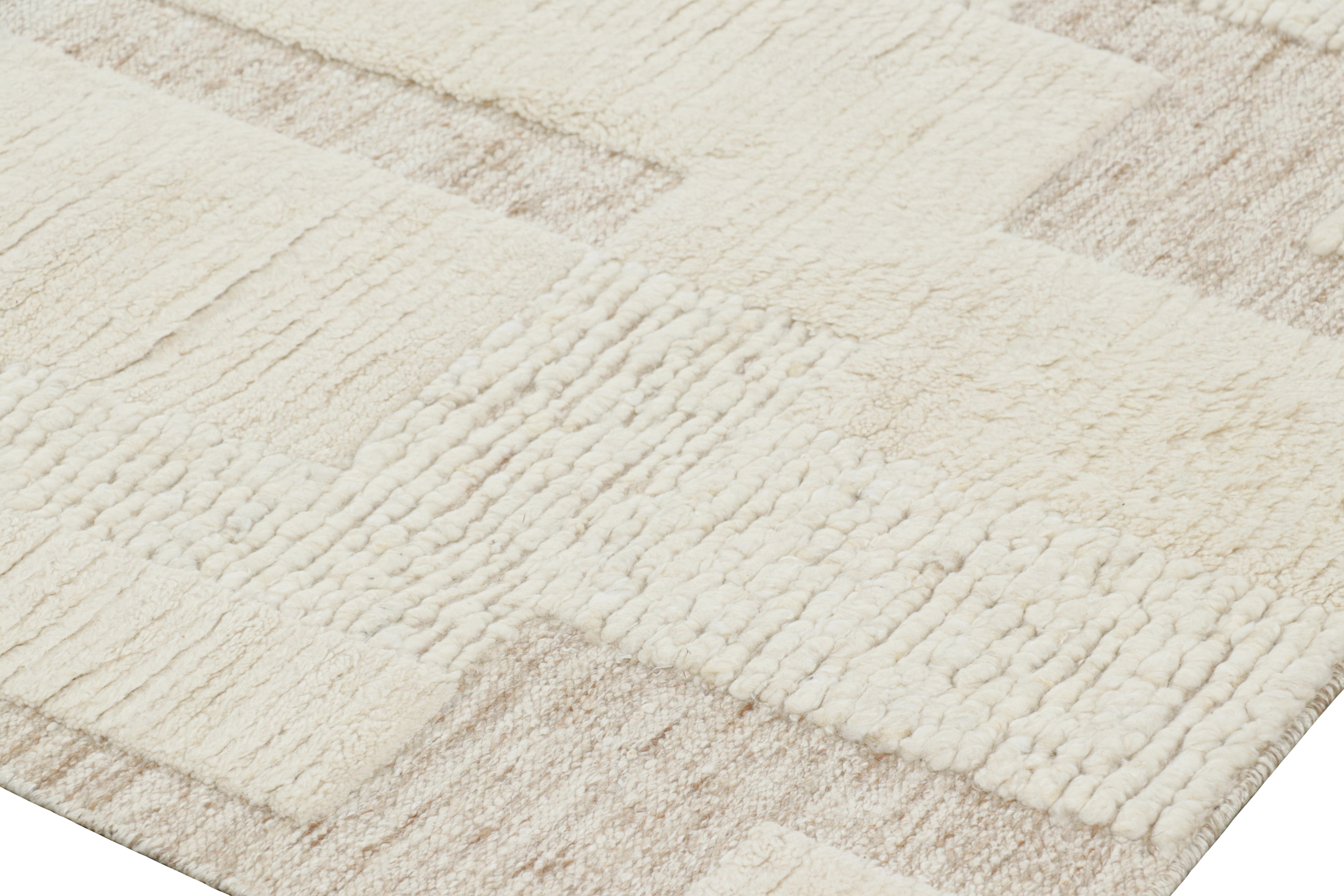 Rug & Kilim's Contemporary-Teppich in Weiß mit geometrischen Hoch-Tief-Mustern (Moderne) im Angebot