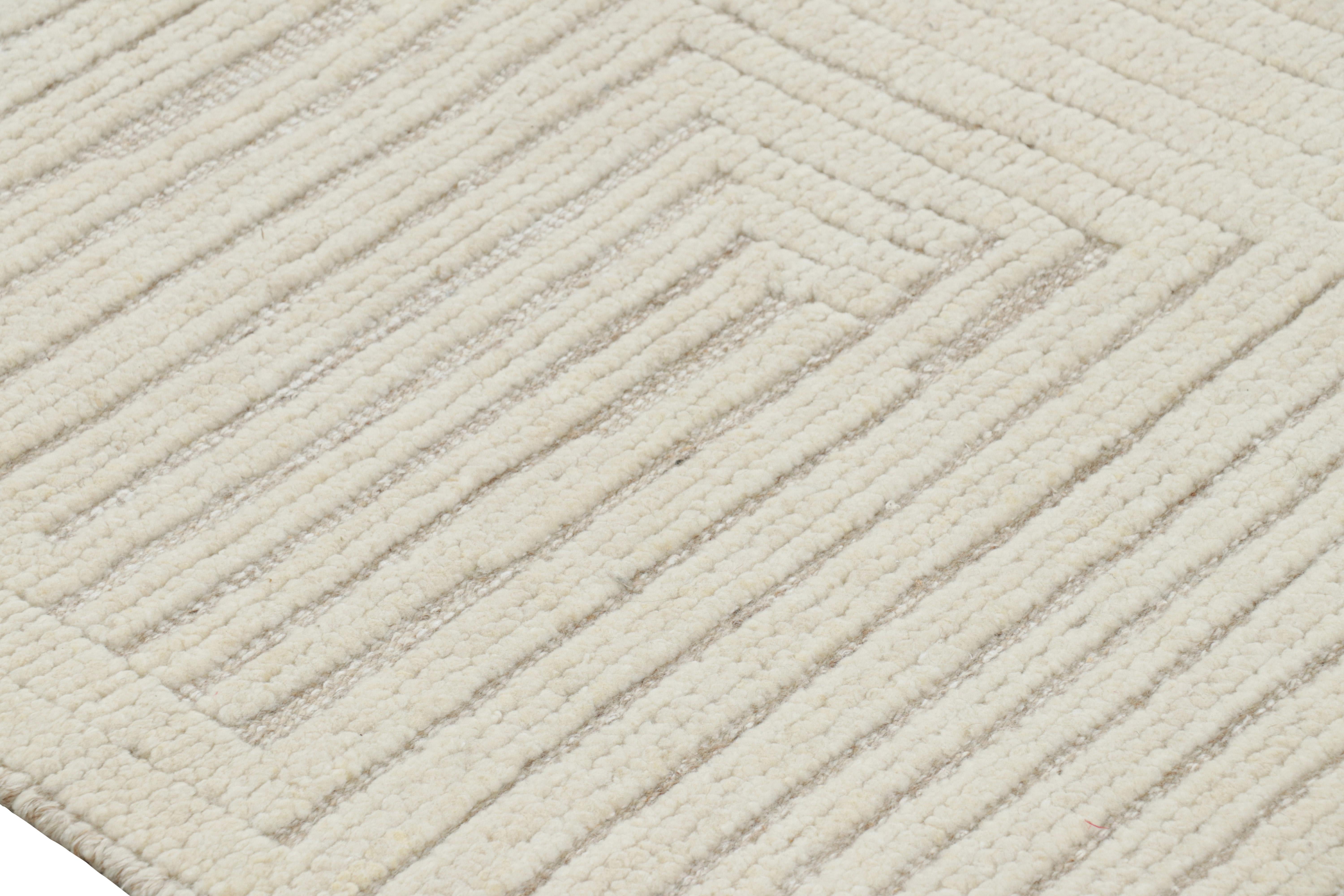 Moderno Rug & Kilim è un tappeto contemporaneo di colore bianco con motivi geometrici alti e bassi. in vendita
