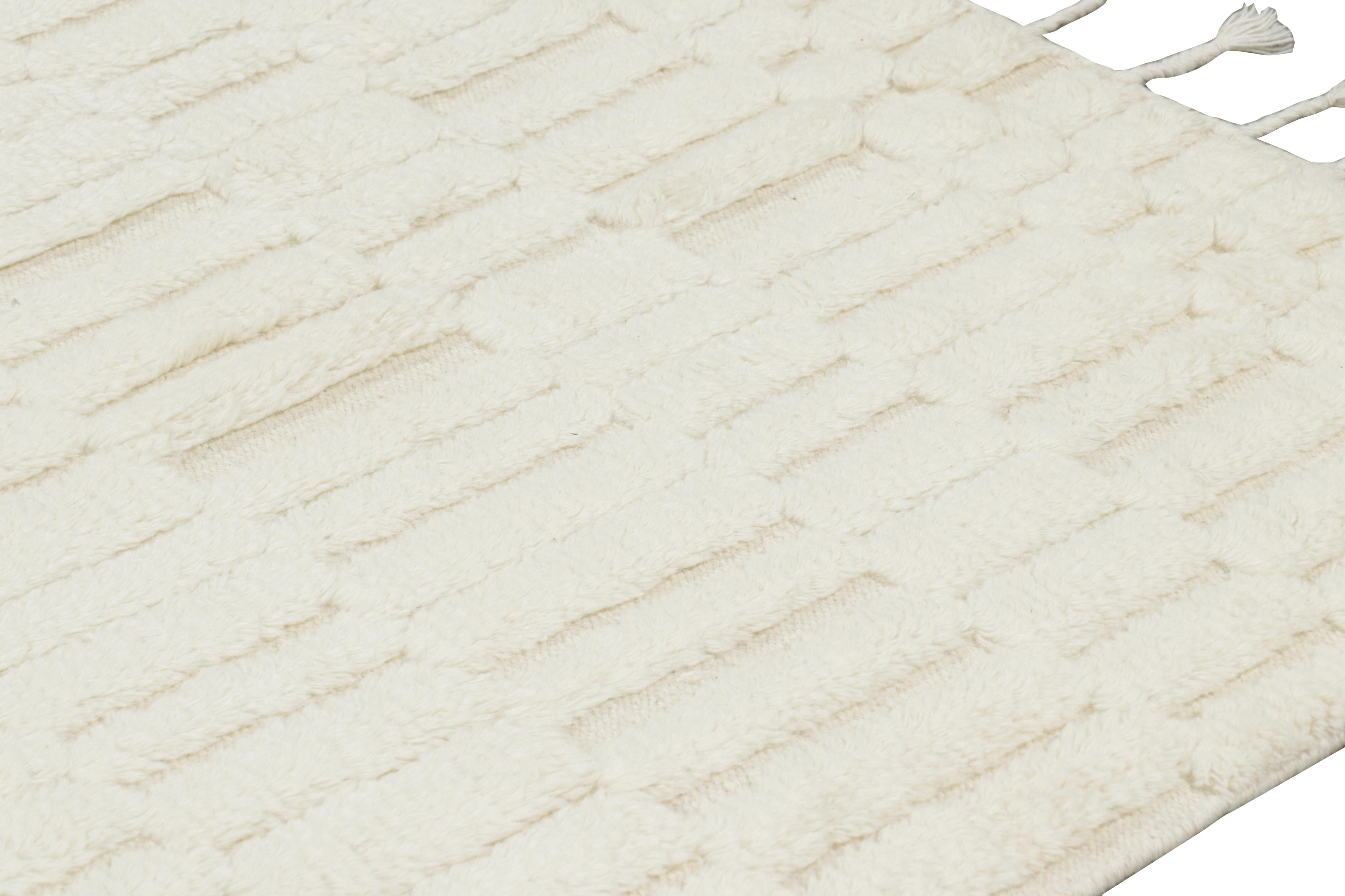 Rug & Kilim's Contemporary-Teppich in Weiß mit geometrischen Hoch-Tief-Mustern (Moderne) im Angebot