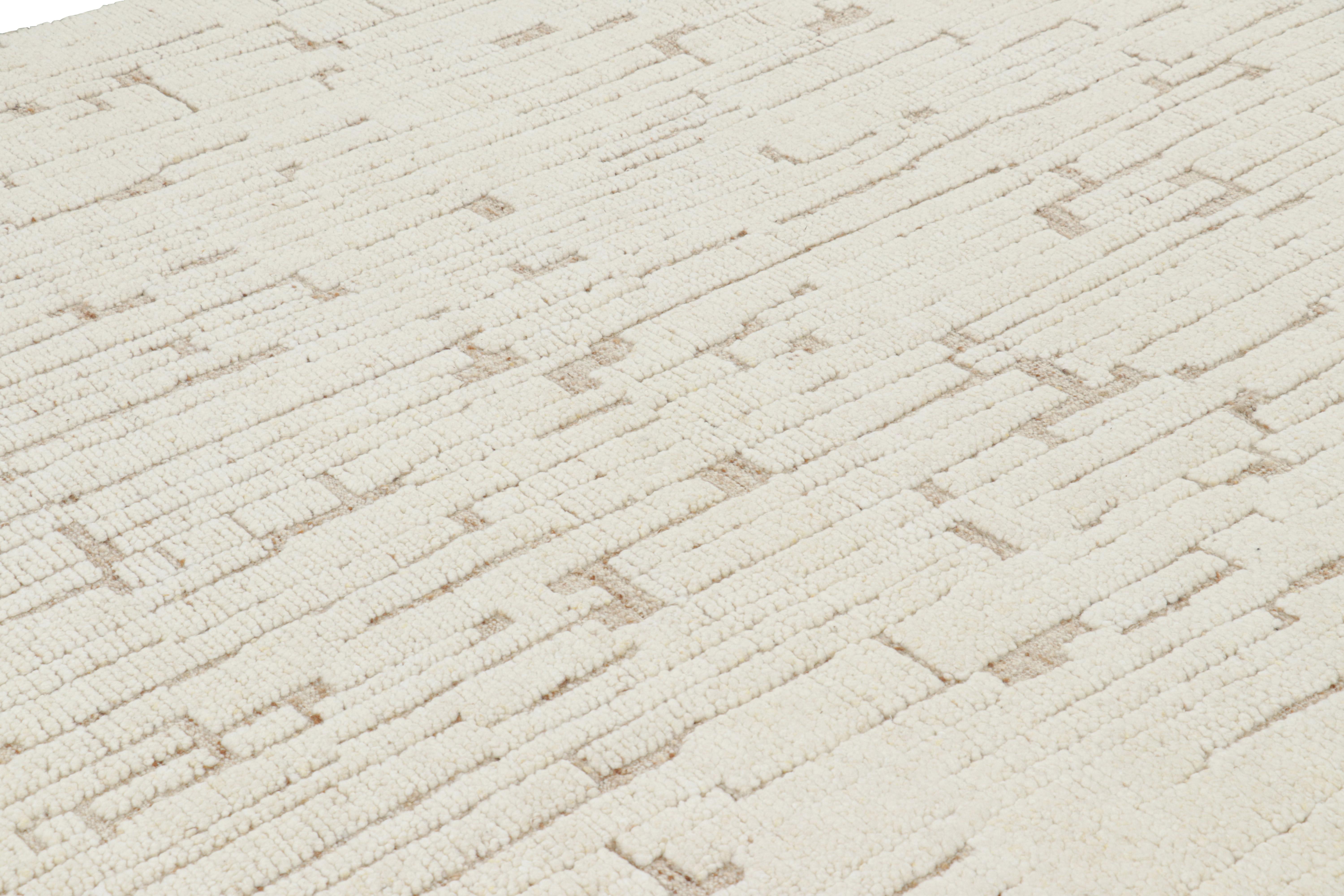 Rug & Kilim's Contemporary-Teppich in Weiß mit geometrischen Hoch-Tief-Mustern (Moderne) im Angebot