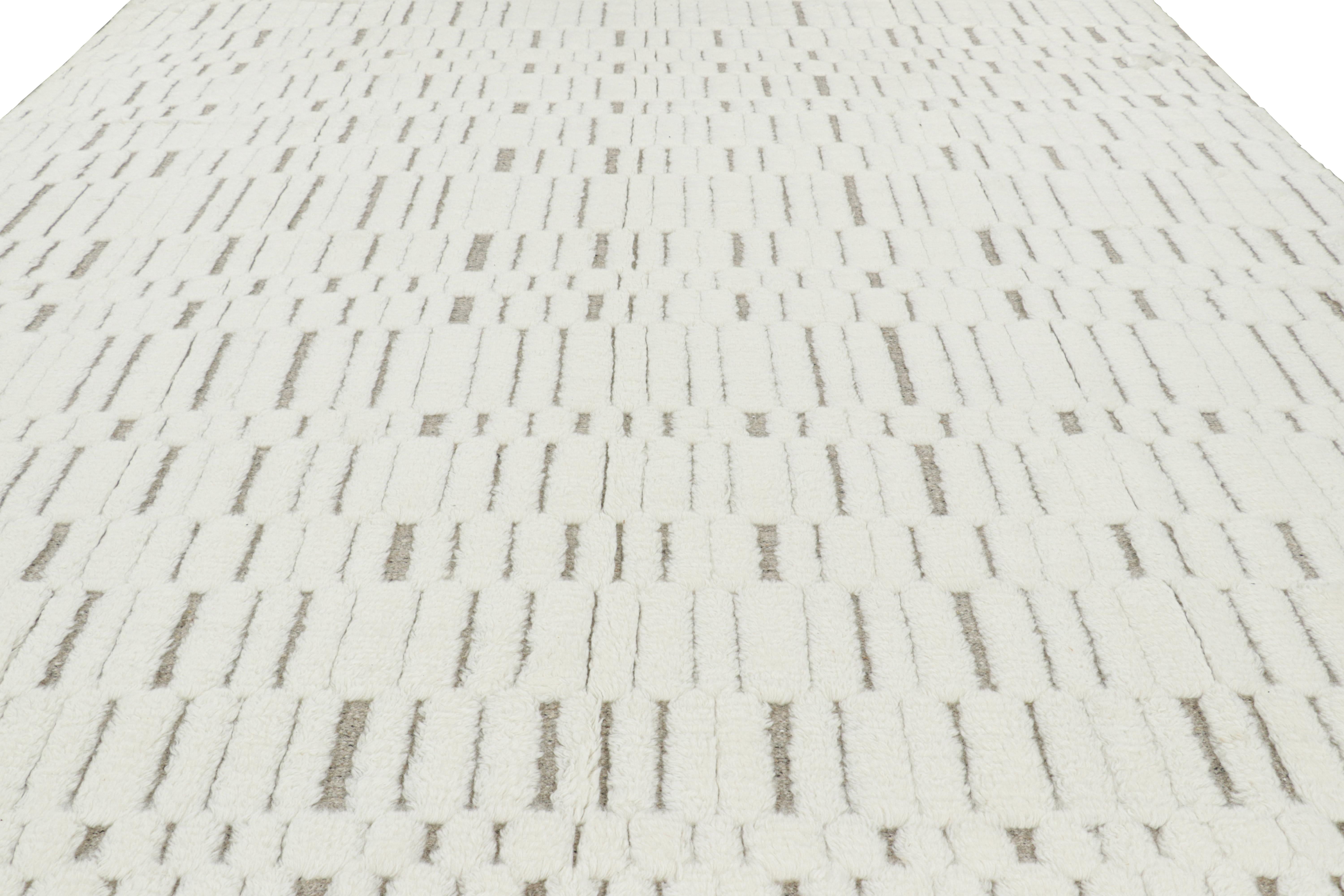 Rug & Kilim's Contemporary-Teppich in Weiß mit geometrischen Hoch-Tief-Mustern (Moderne) im Angebot