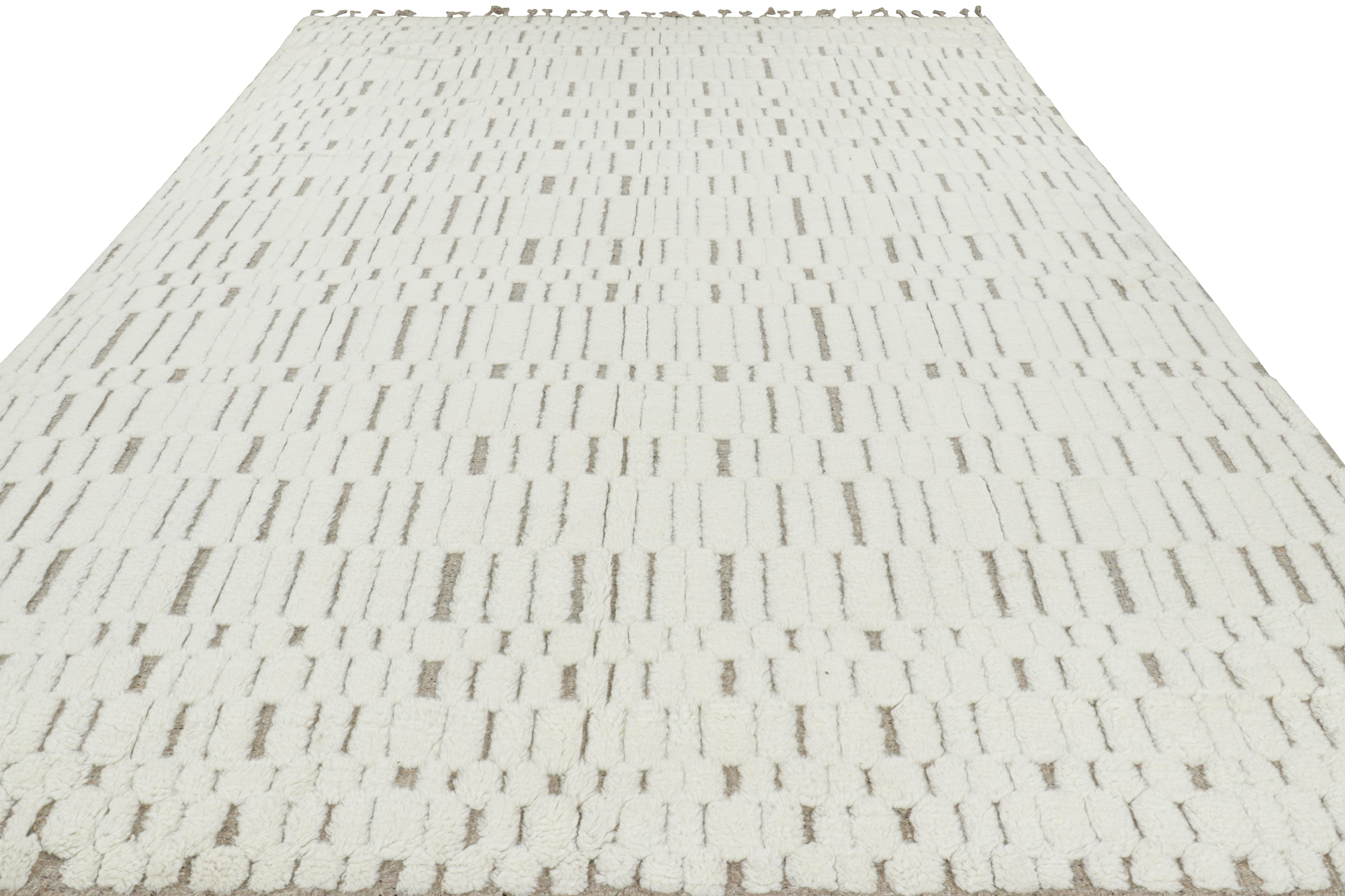Rug & Kilim's Contemporary-Teppich in Weiß mit geometrischen Hoch-Tief-Mustern (Indisch) im Angebot