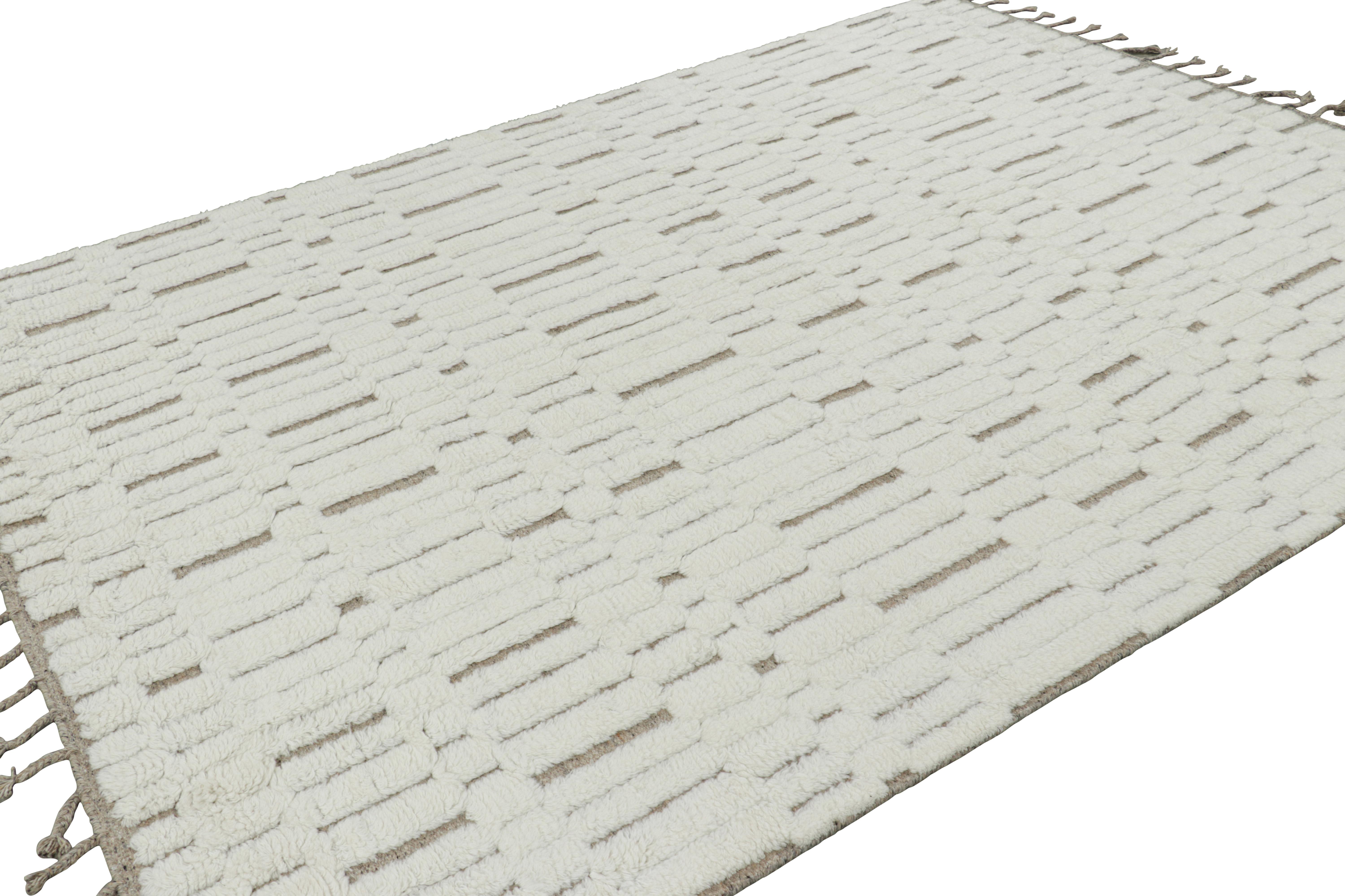 Rug & Kilim's Contemporary-Teppich in Weiß mit geometrischen Hoch-Tief-Mustern (Indisch) im Angebot