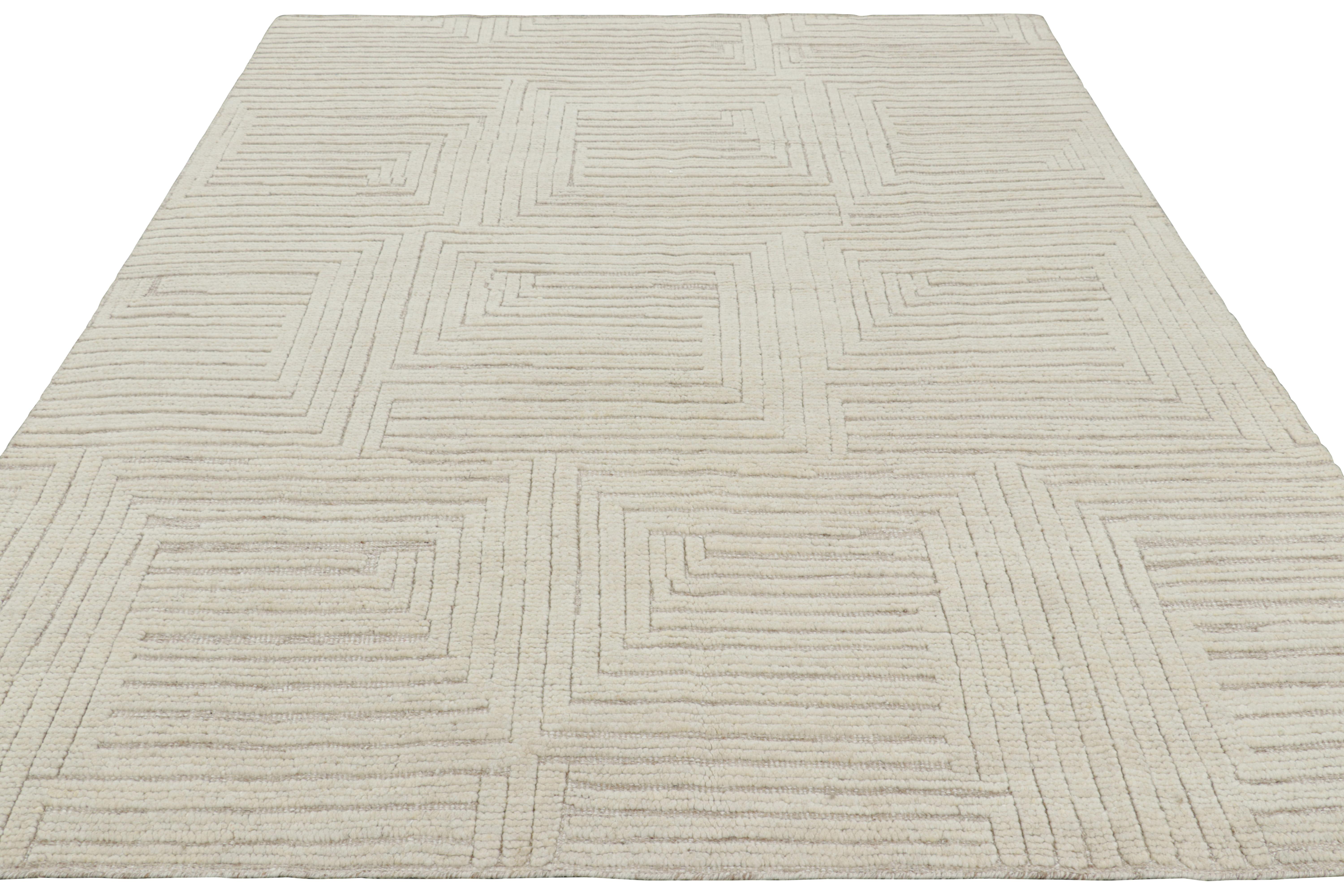 Indiano Rug & Kilim è un tappeto contemporaneo di colore bianco con motivi geometrici alti e bassi. in vendita