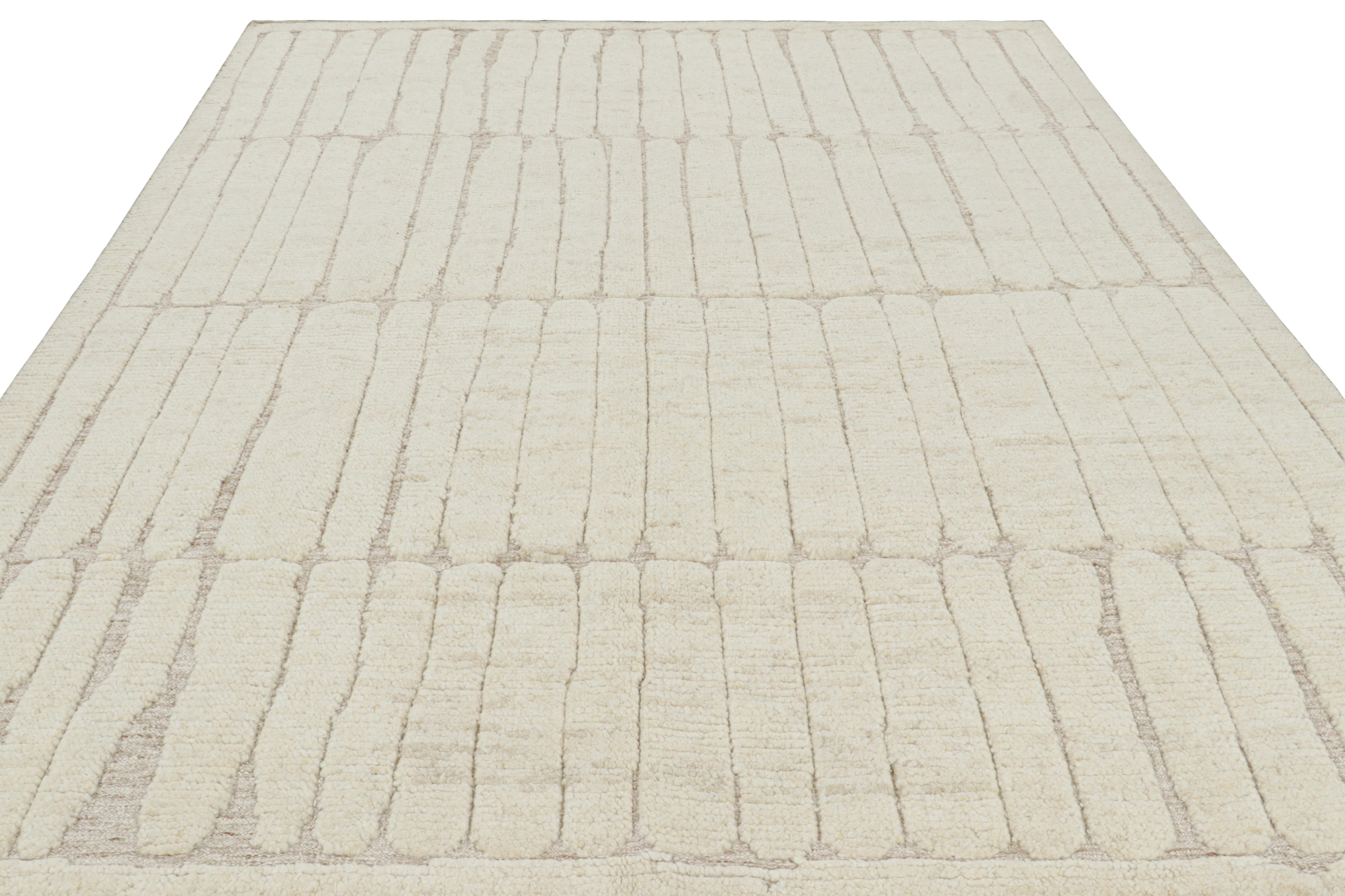 Rug & Kilim's Contemporary-Teppich in Weiß mit geometrischen Hoch-Tief-Mustern (Handgeknüpft) im Angebot