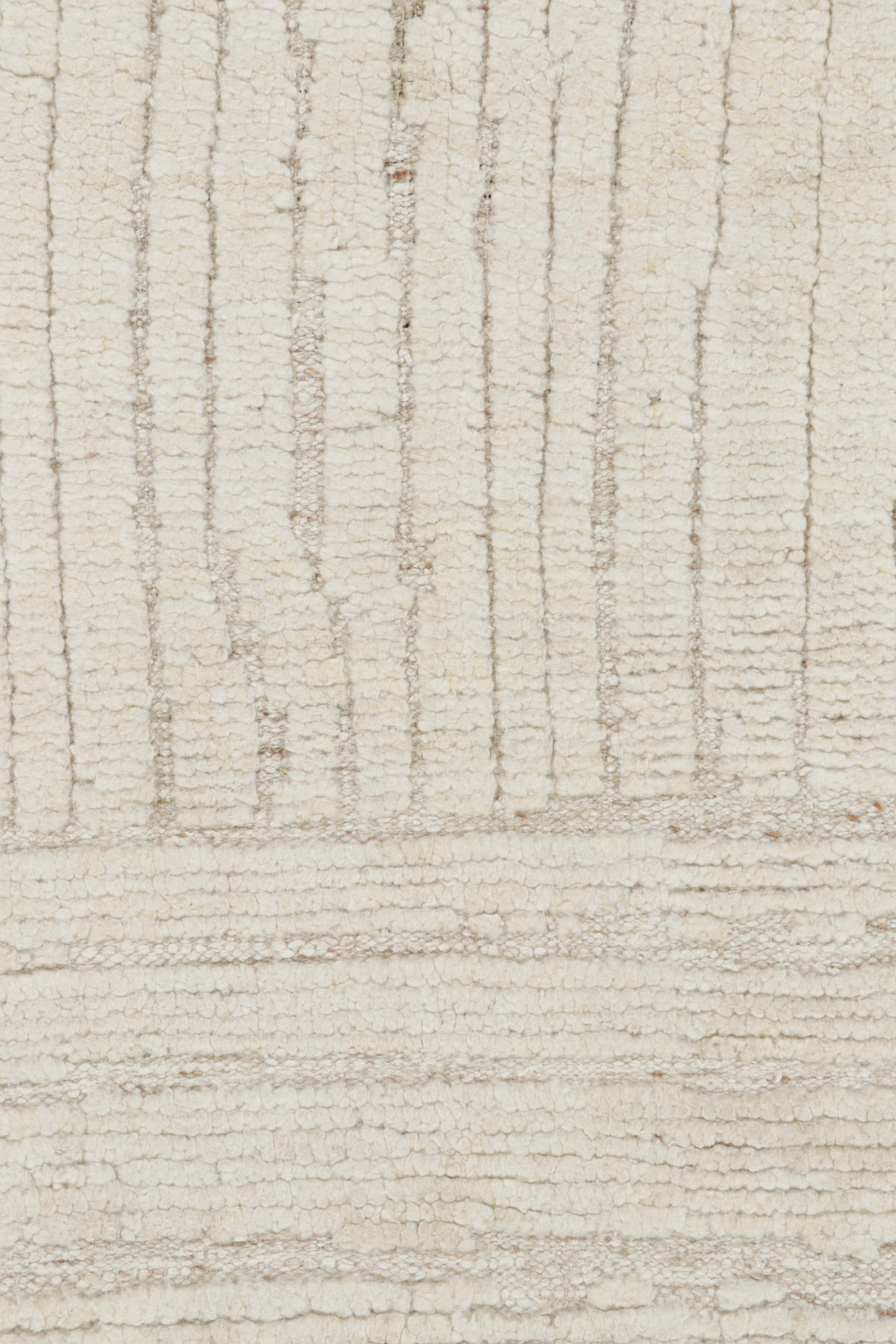 Rug & Kilim's Contemporary-Teppich in Weiß mit geometrischen Hoch-Tief-Mustern (Indisch) im Angebot