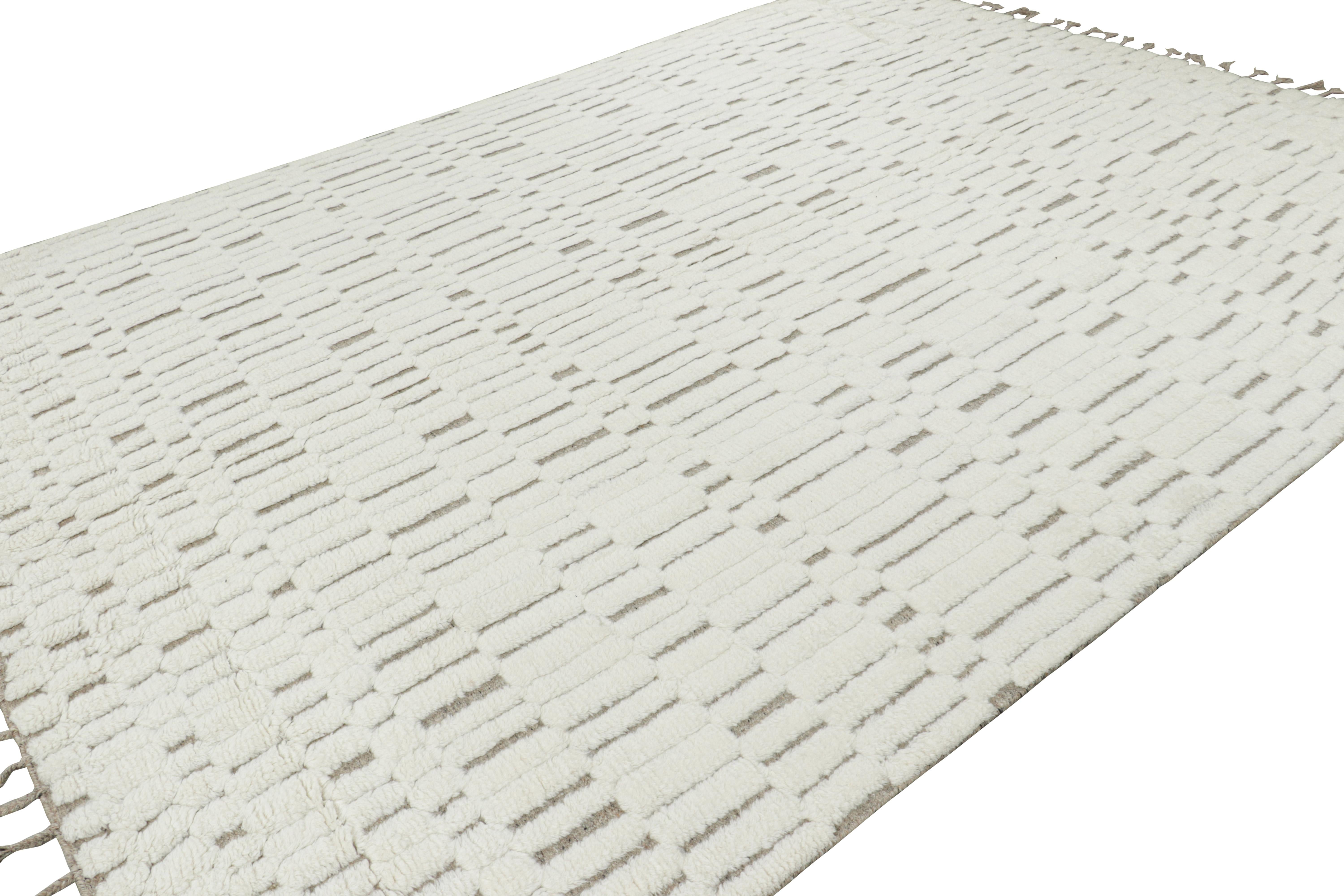 Rug & Kilim's Contemporary-Teppich in Weiß mit geometrischen Hoch-Tief-Mustern (Handgeknüpft) im Angebot