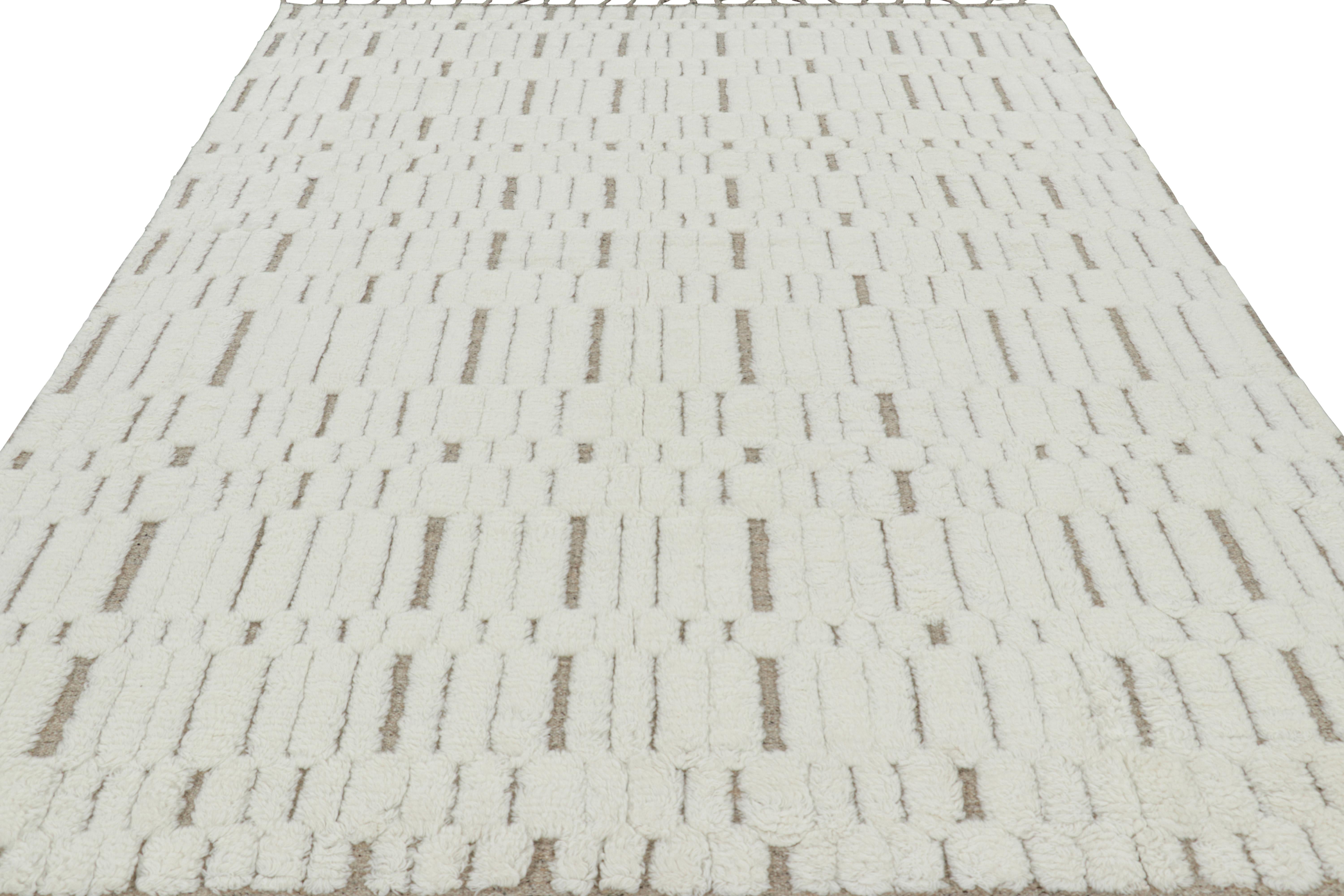 Rug & Kilim's Contemporary-Teppich in Weiß mit geometrischen Hoch-Tief-Mustern (Handgeknüpft) im Angebot