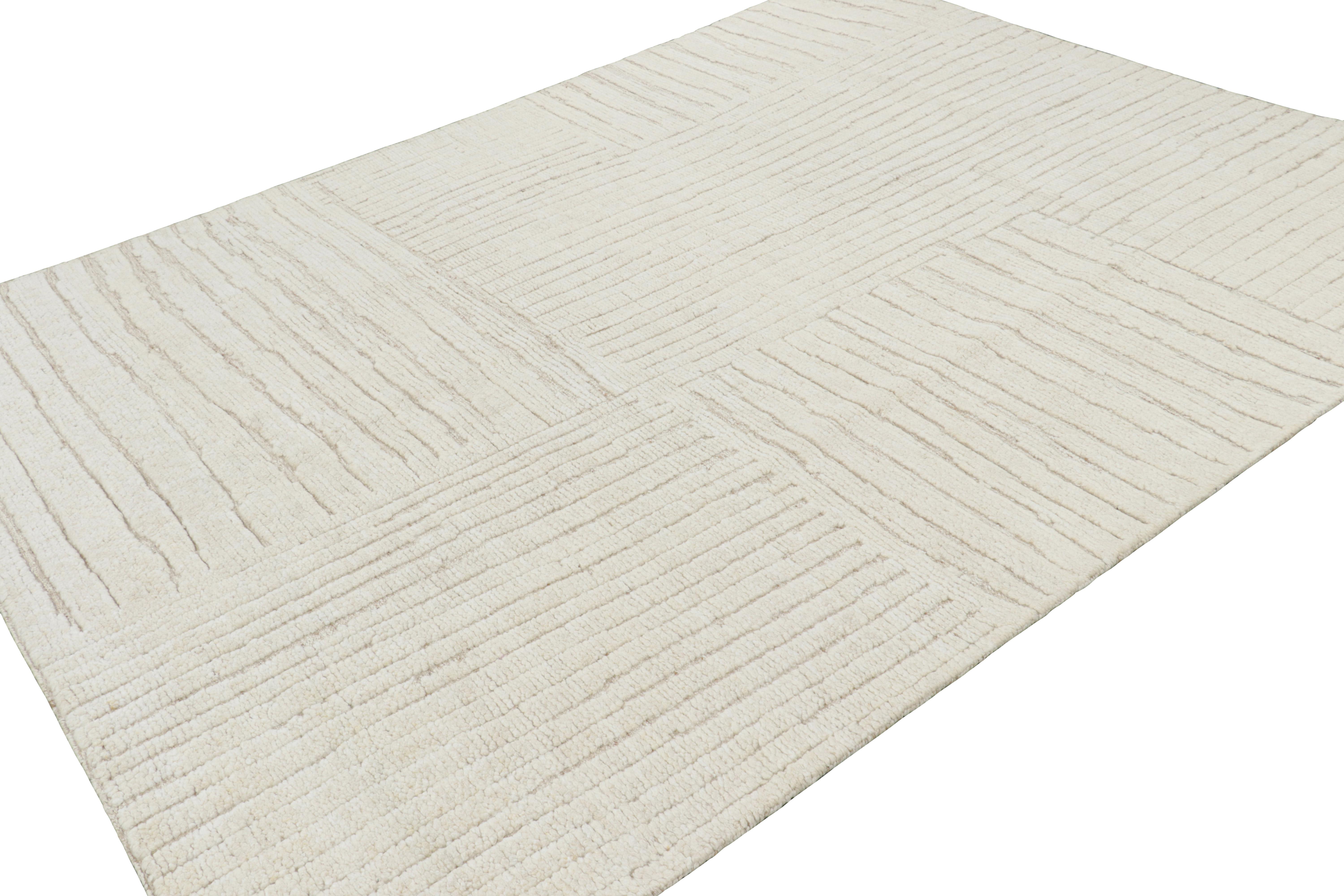 Rug & Kilim's Contemporary-Teppich in Weiß mit geometrischen Hoch-Tief-Mustern (Handgeknüpft) im Angebot