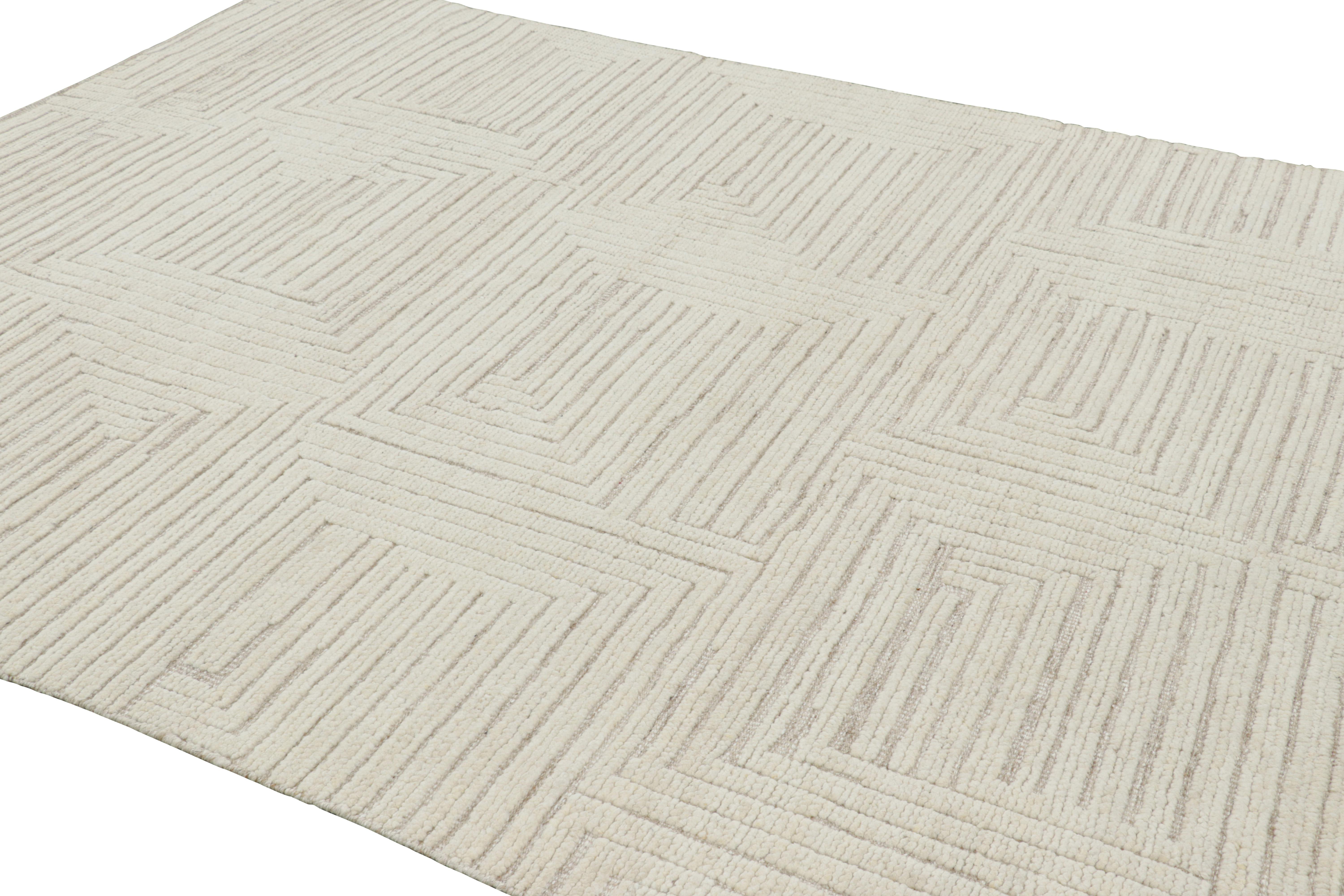 Annodato a mano Rug & Kilim è un tappeto contemporaneo di colore bianco con motivi geometrici alti e bassi. in vendita