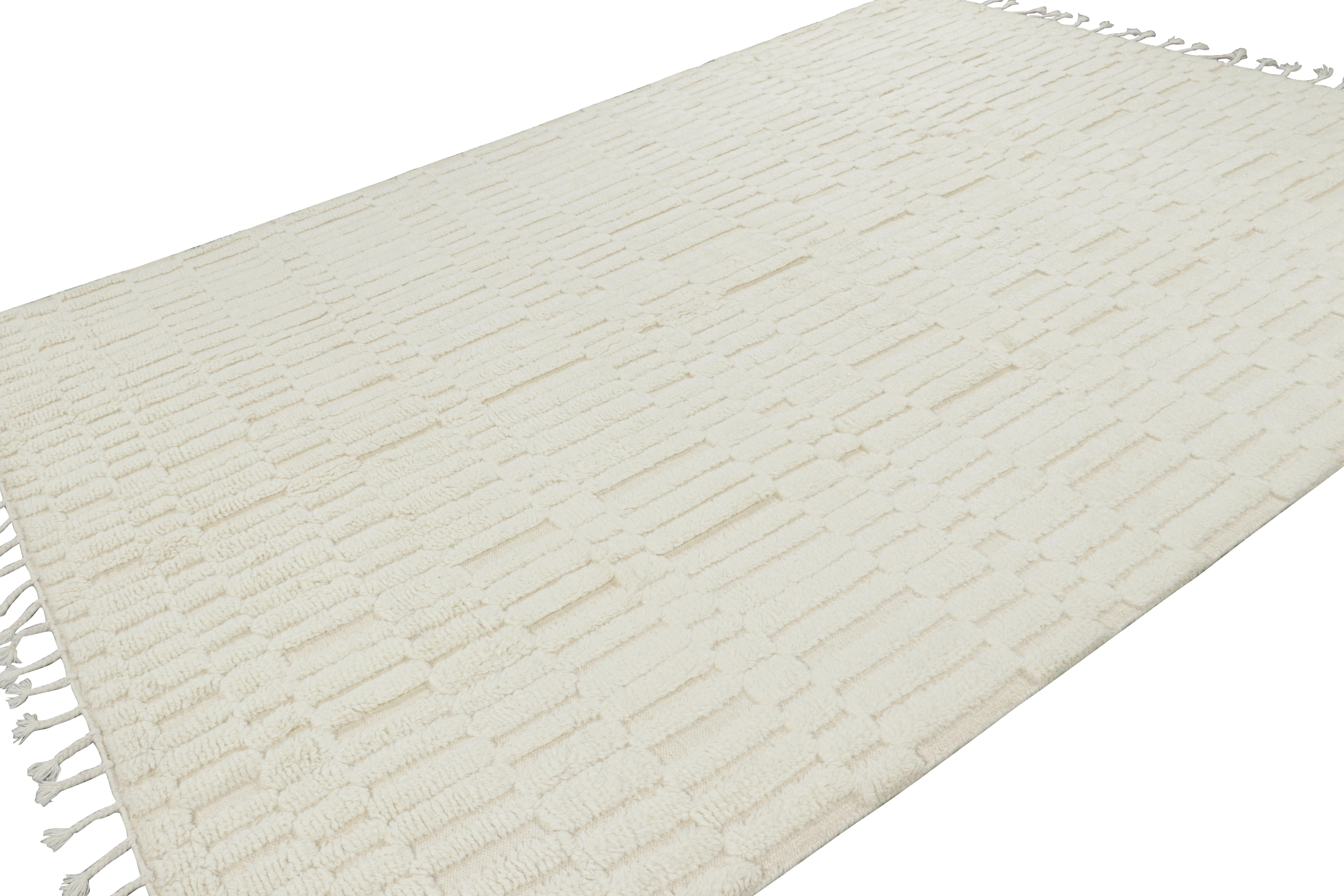 Rug & Kilim's Contemporary-Teppich in Weiß mit geometrischen Hoch-Tief-Mustern (Handgeknüpft) im Angebot