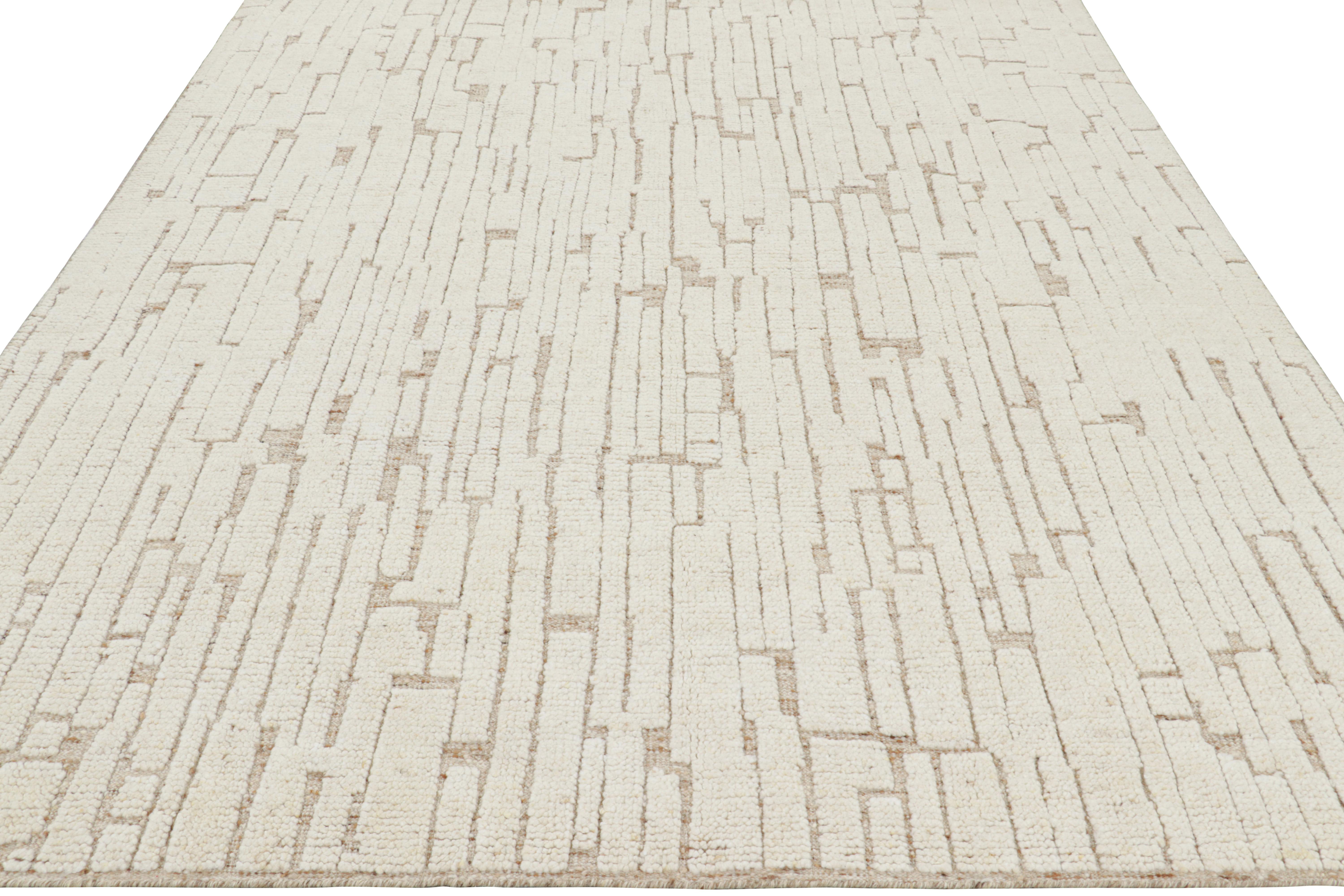 Rug & Kilim's Contemporary-Teppich in Weiß mit geometrischen Hoch-Tief-Mustern (Handgeknüpft) im Angebot