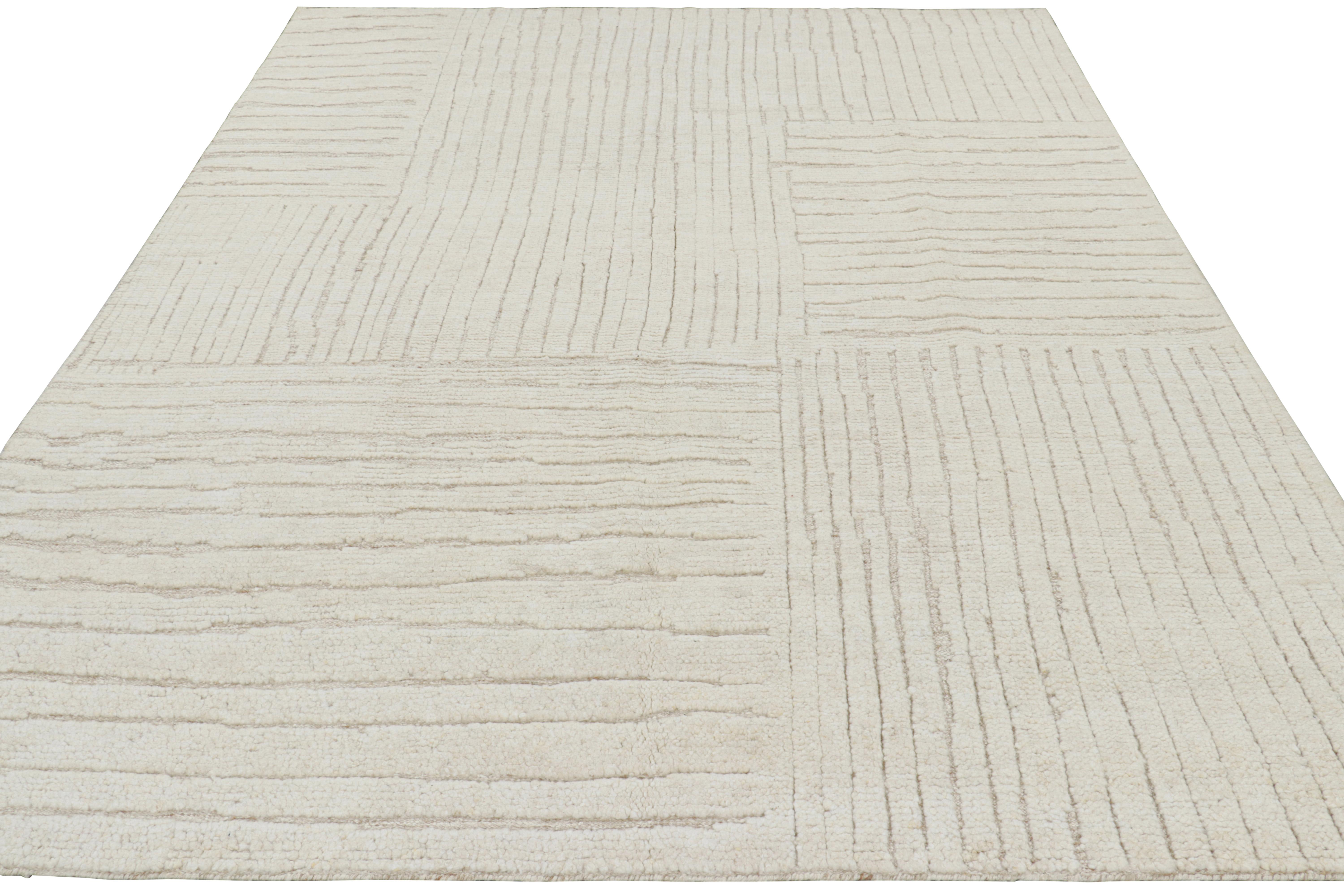 Rug & Kilim's Contemporary-Teppich in Weiß mit geometrischen Hoch-Tief-Mustern (Handgeknüpft) im Angebot