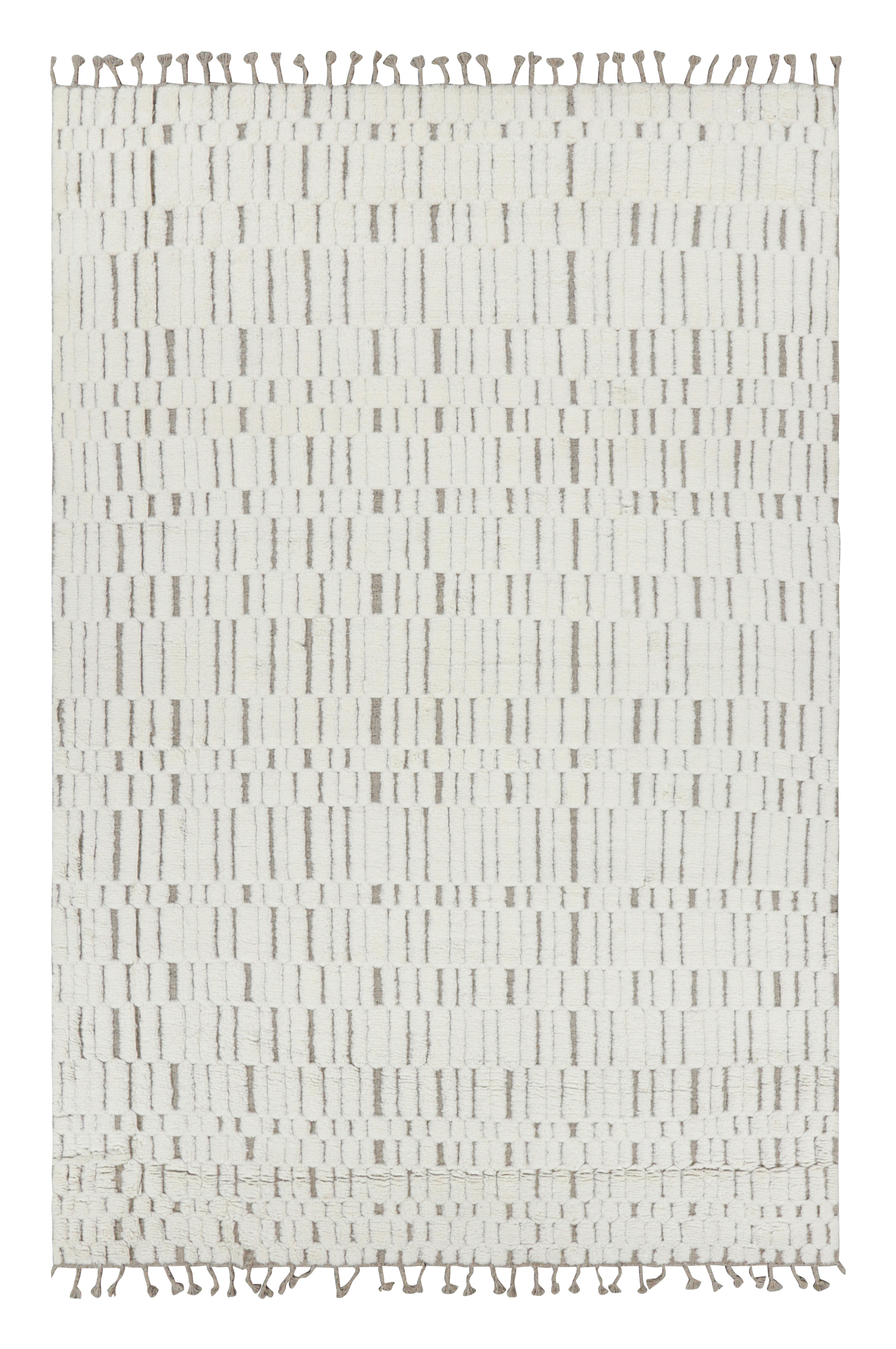 Rug & Kilim's Contemporary-Teppich in Weiß mit geometrischen Hoch-Tief-Mustern im Zustand „Neu“ im Angebot in Long Island City, NY