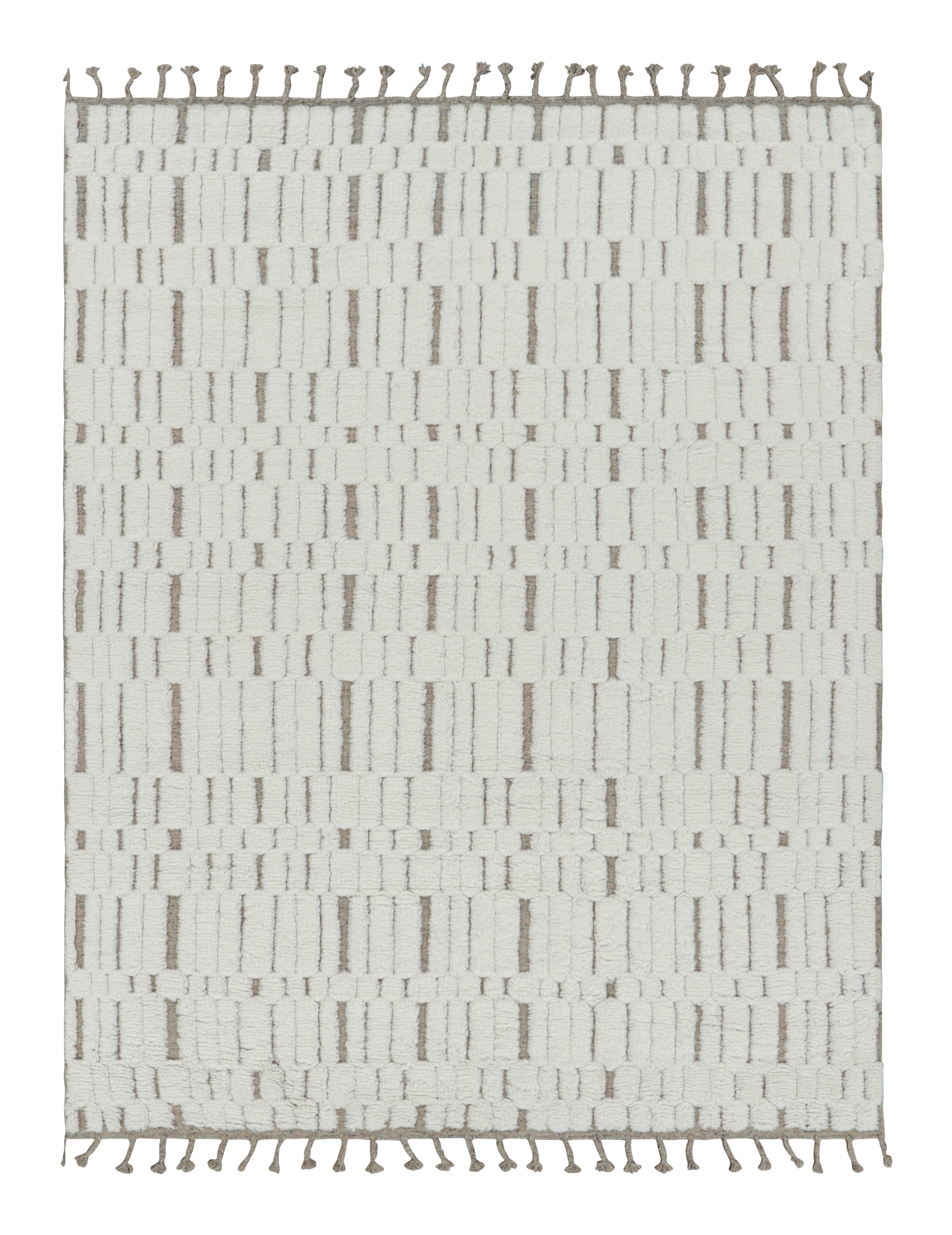 Rug & Kilim's Contemporary-Teppich in Weiß mit geometrischen Hoch-Tief-Mustern im Zustand „Neu“ im Angebot in Long Island City, NY