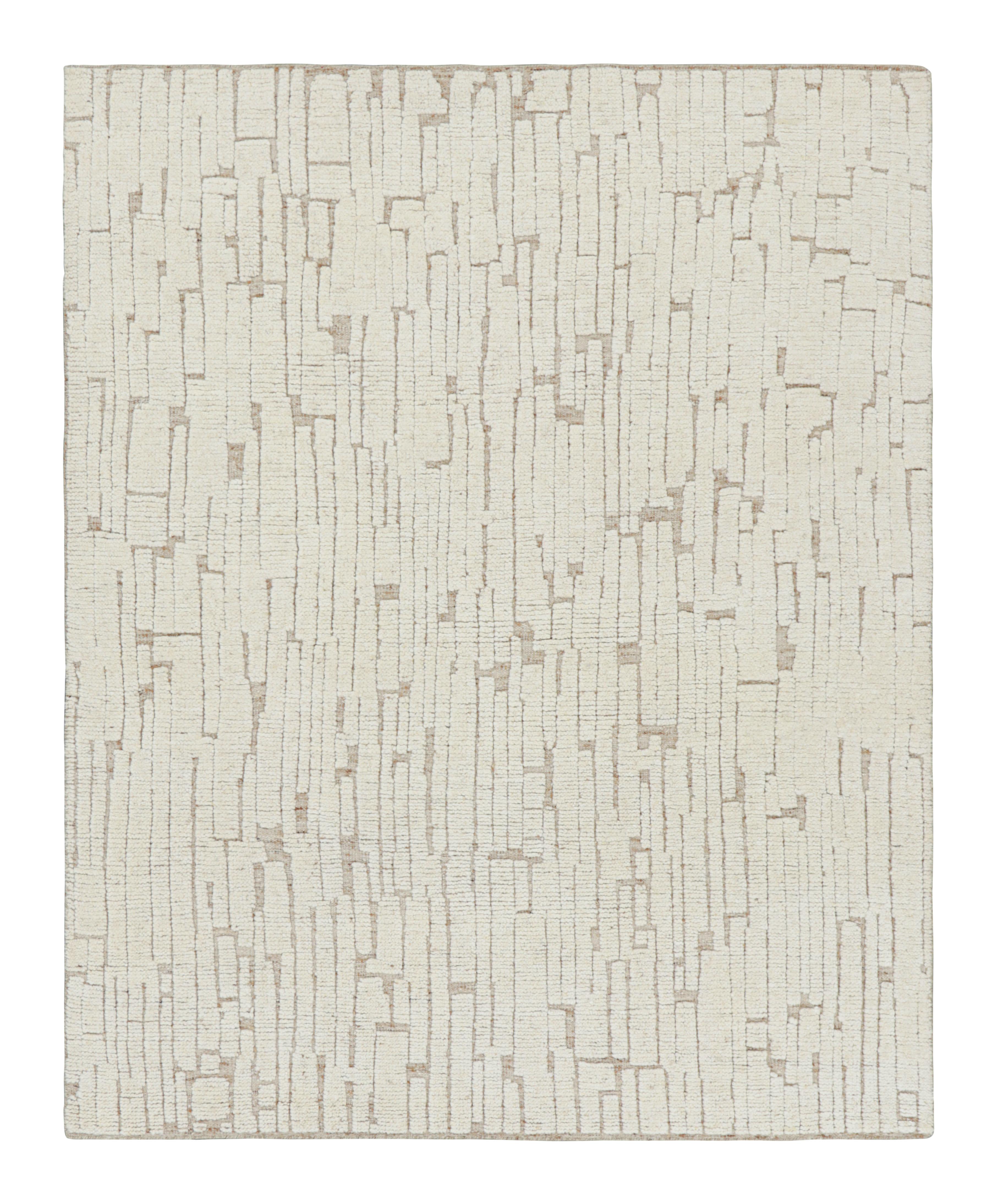 Rug & Kilim's Contemporary-Teppich in Weiß mit geometrischen Hoch-Tief-Mustern im Zustand „Neu“ im Angebot in Long Island City, NY
