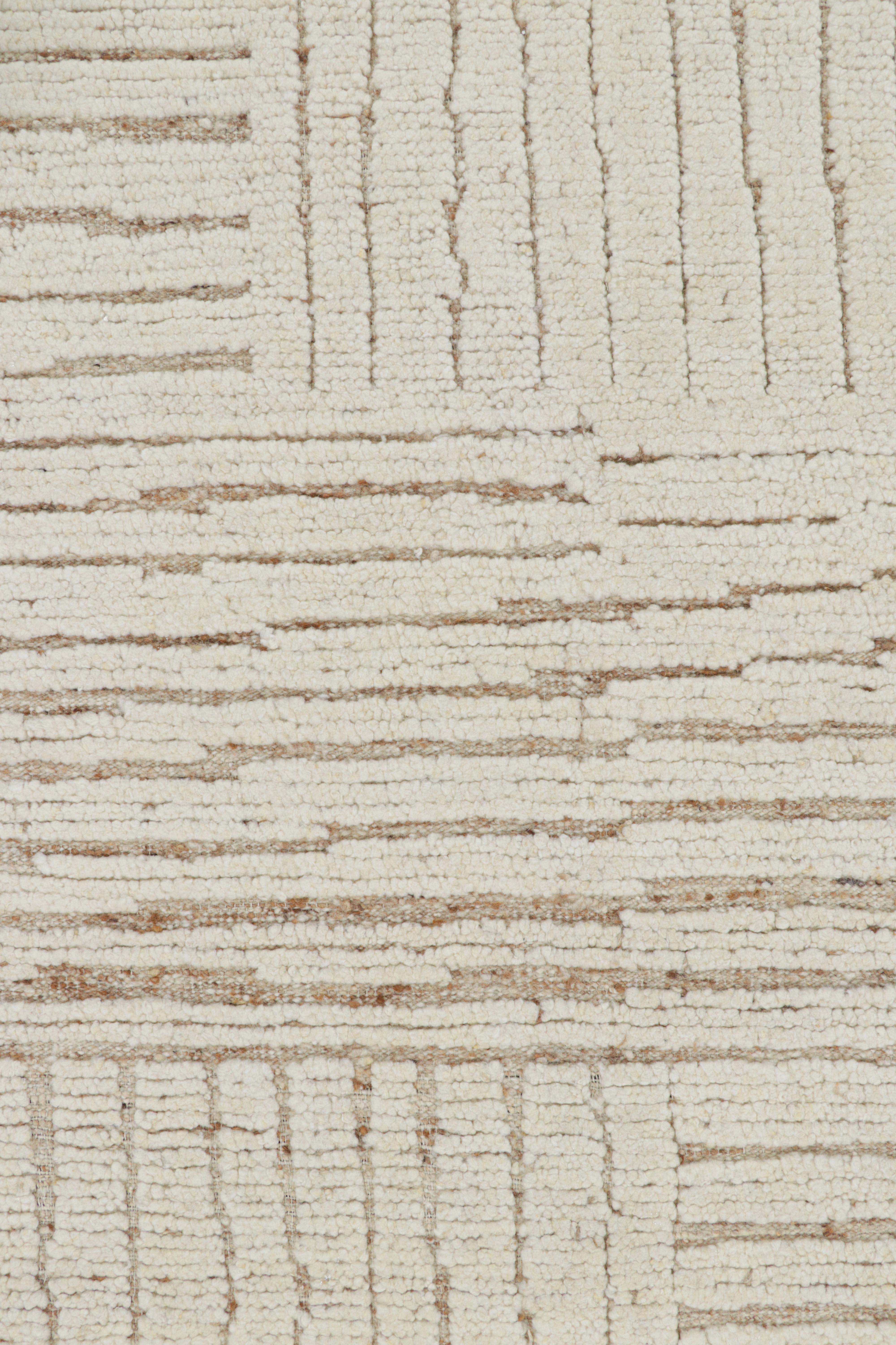 Rug & Kilim's Contemporary-Teppich in Weiß mit geometrischen Hoch-Tief-Mustern im Zustand „Neu“ im Angebot in Long Island City, NY
