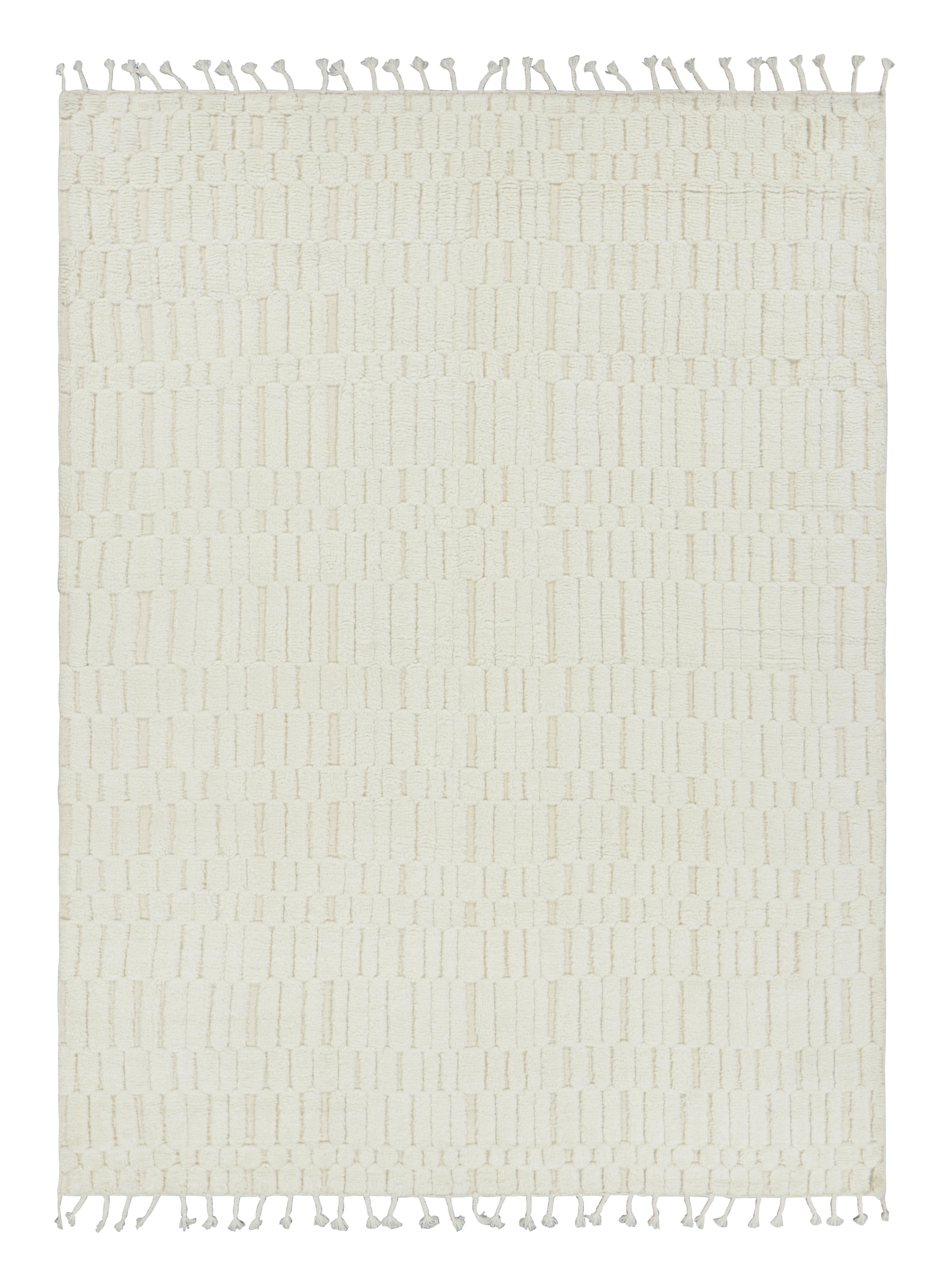 Rug & Kilim's Contemporary-Teppich in Weiß mit geometrischen Hoch-Tief-Mustern im Zustand „Neu“ im Angebot in Long Island City, NY