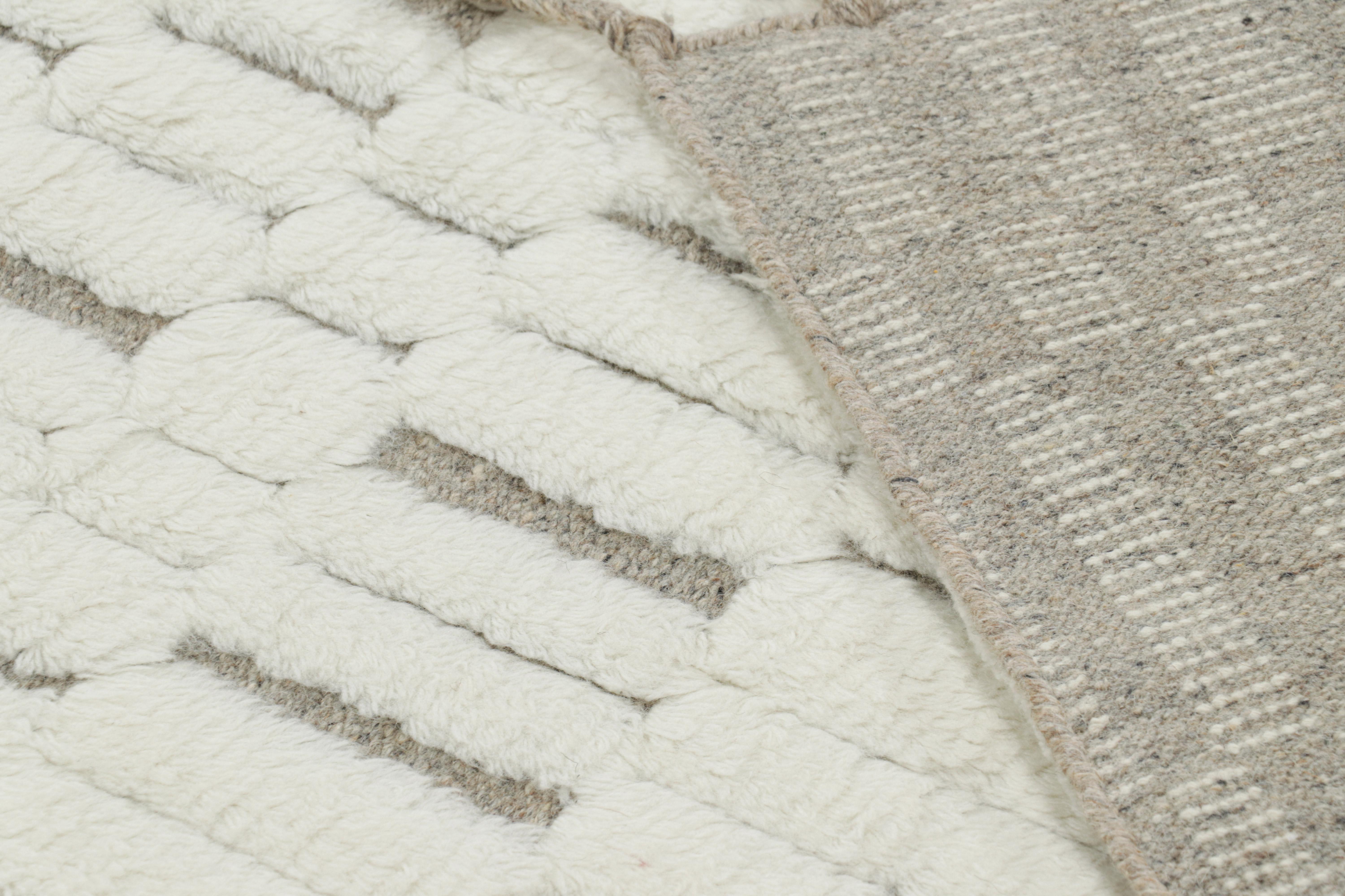 Rug & Kilim's Contemporary-Teppich in Weiß mit geometrischen Hoch-Tief-Mustern (21. Jahrhundert und zeitgenössisch) im Angebot
