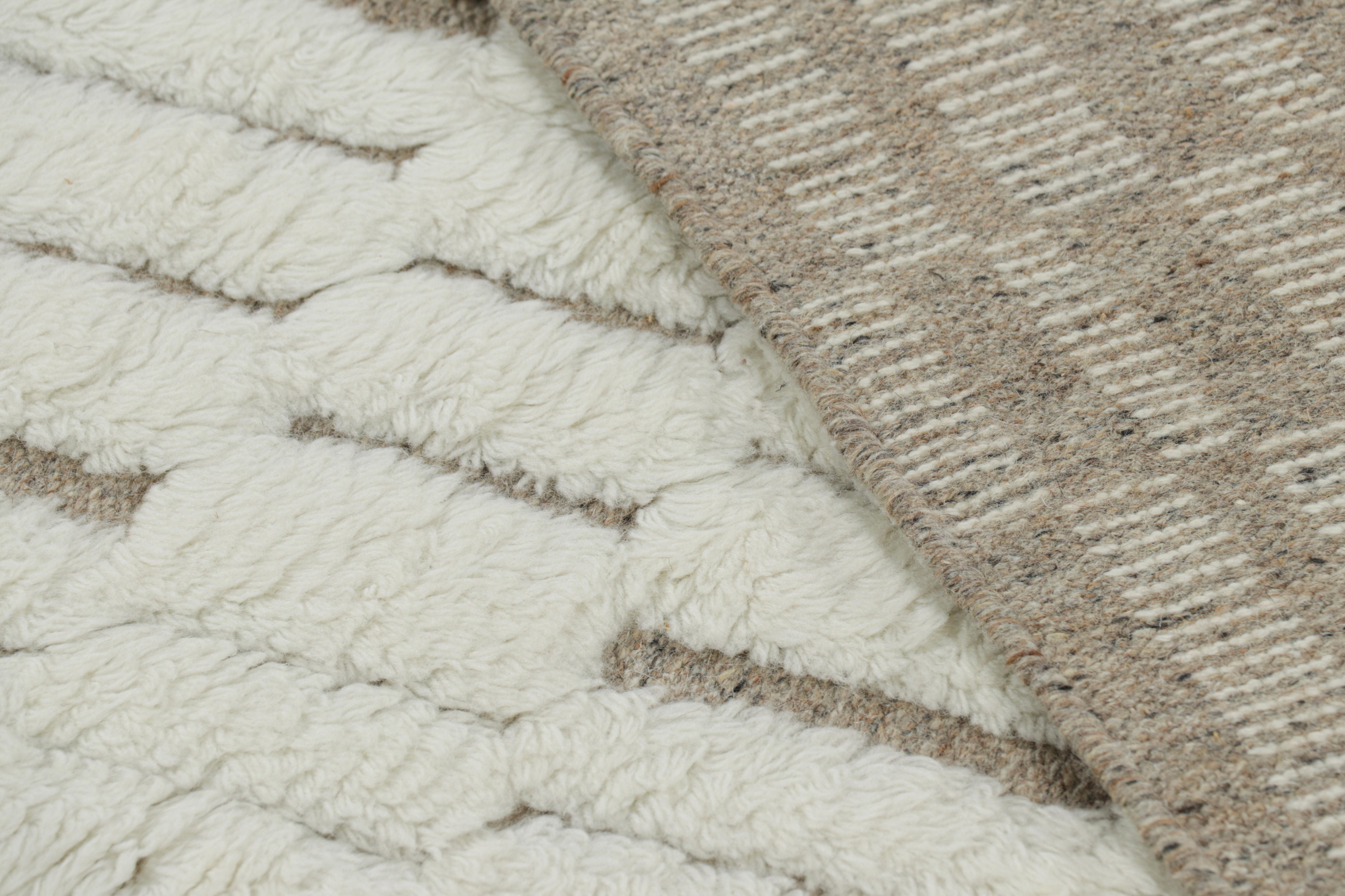Rug & Kilim's Contemporary-Teppich in Weiß mit geometrischen Hoch-Tief-Mustern (21. Jahrhundert und zeitgenössisch) im Angebot