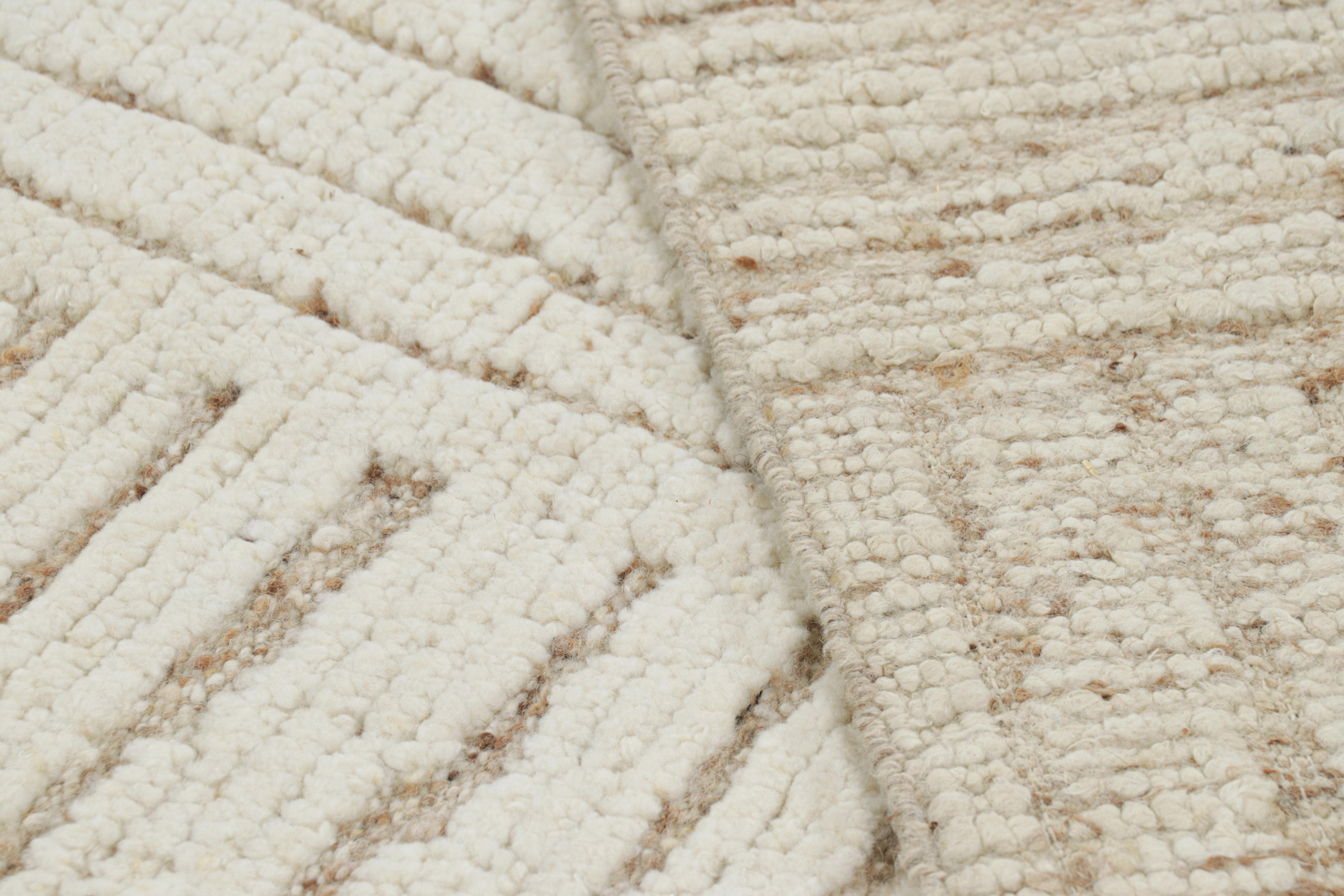 Rug & Kilim's Contemporary-Teppich in Weiß mit geometrischen Hoch-Tief-Mustern (21. Jahrhundert und zeitgenössisch) im Angebot