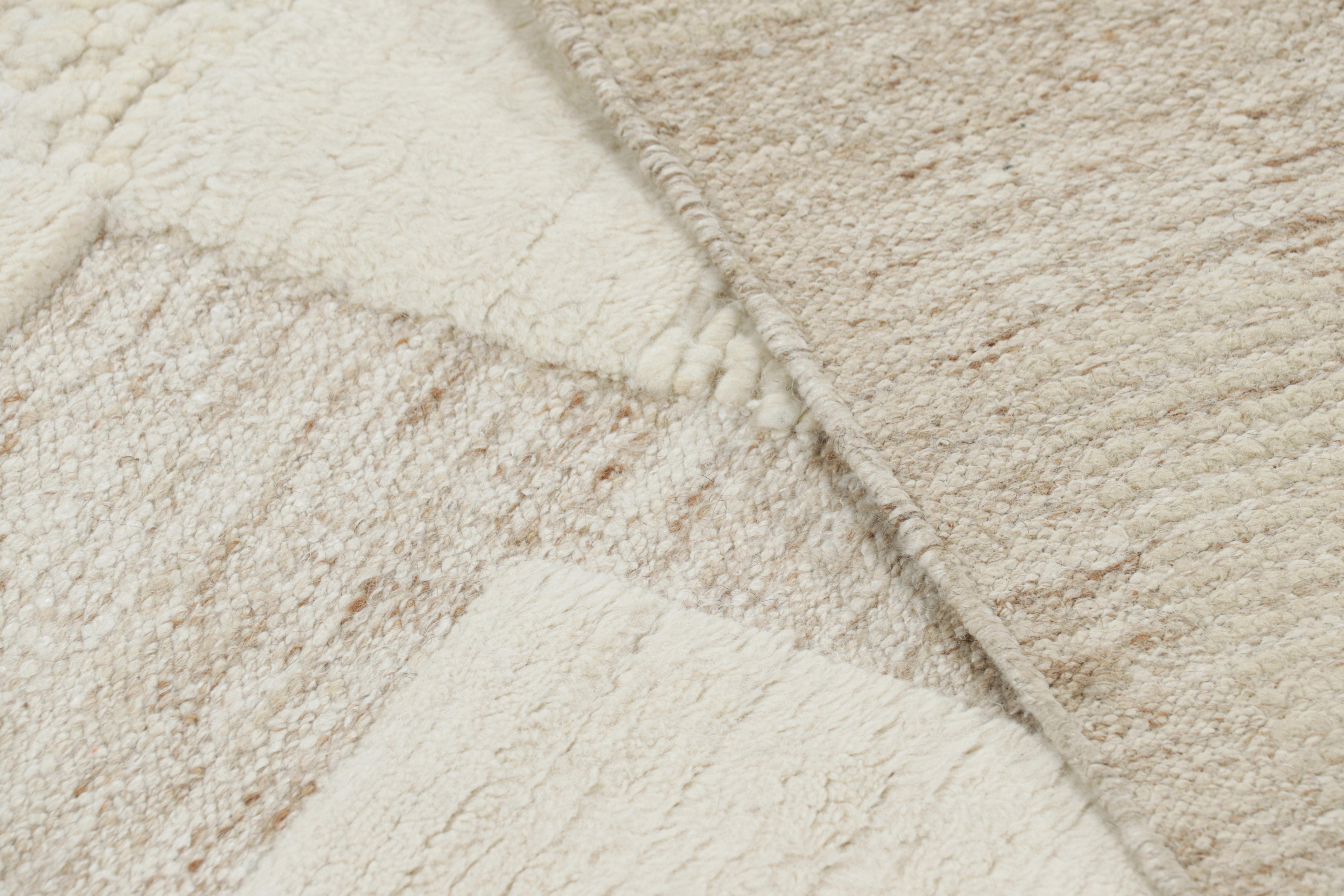 Rug & Kilim's Contemporary-Teppich in Weiß mit geometrischen Hoch-Tief-Mustern (21. Jahrhundert und zeitgenössisch) im Angebot