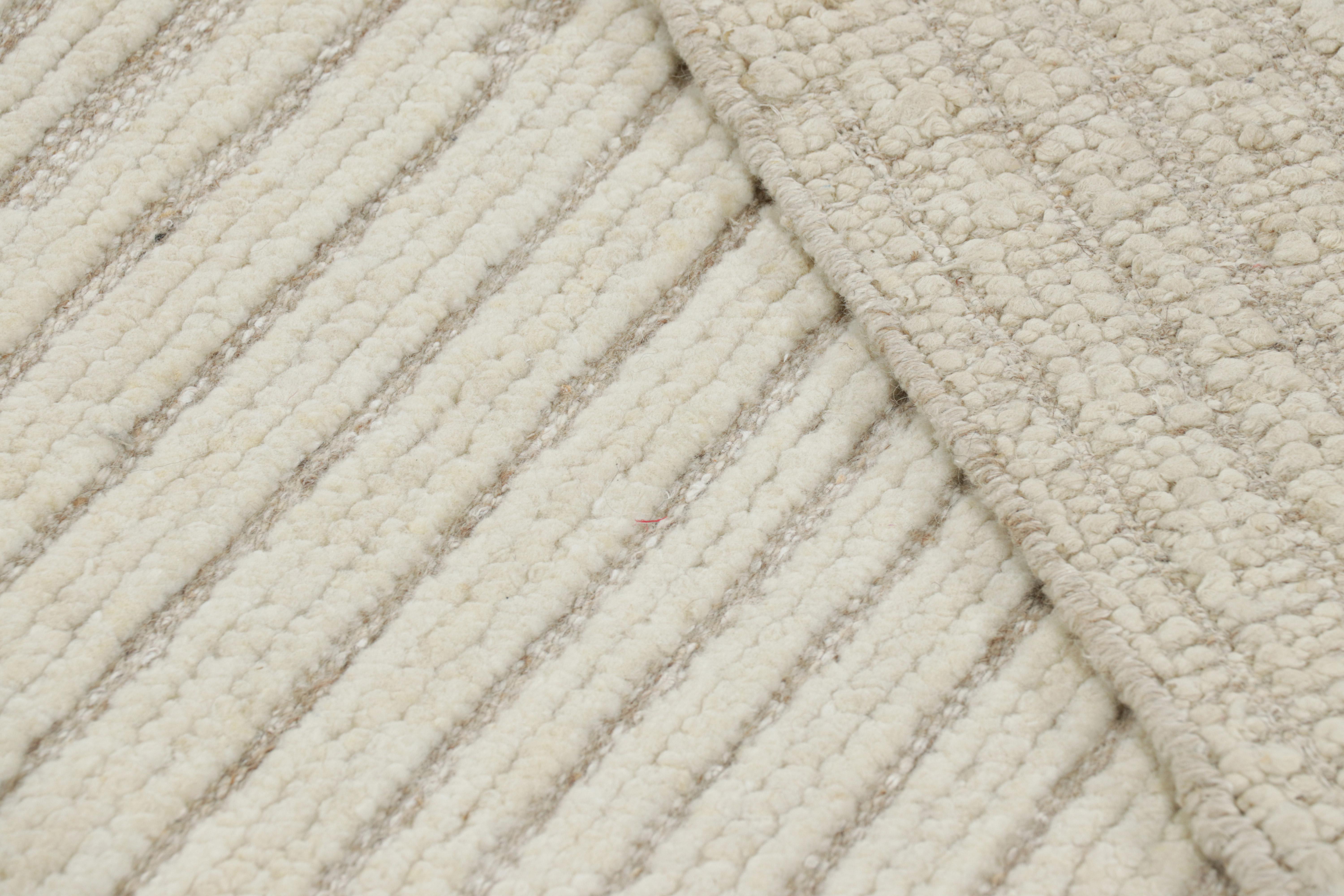XXI secolo e contemporaneo Rug & Kilim è un tappeto contemporaneo di colore bianco con motivi geometrici alti e bassi. in vendita